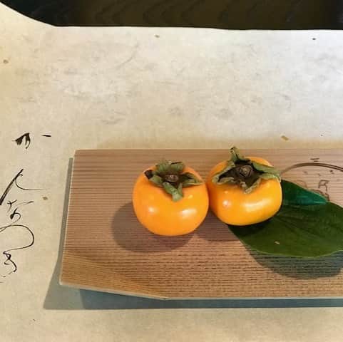 岡まゆみのインスタグラム：「直径2.5㎝位の佐渡のミニ柿❣️ 皮を剥かずにそのまま食べられます。甘ーーーい❣️#柿#佐渡のミニ柿#岡まゆみ」