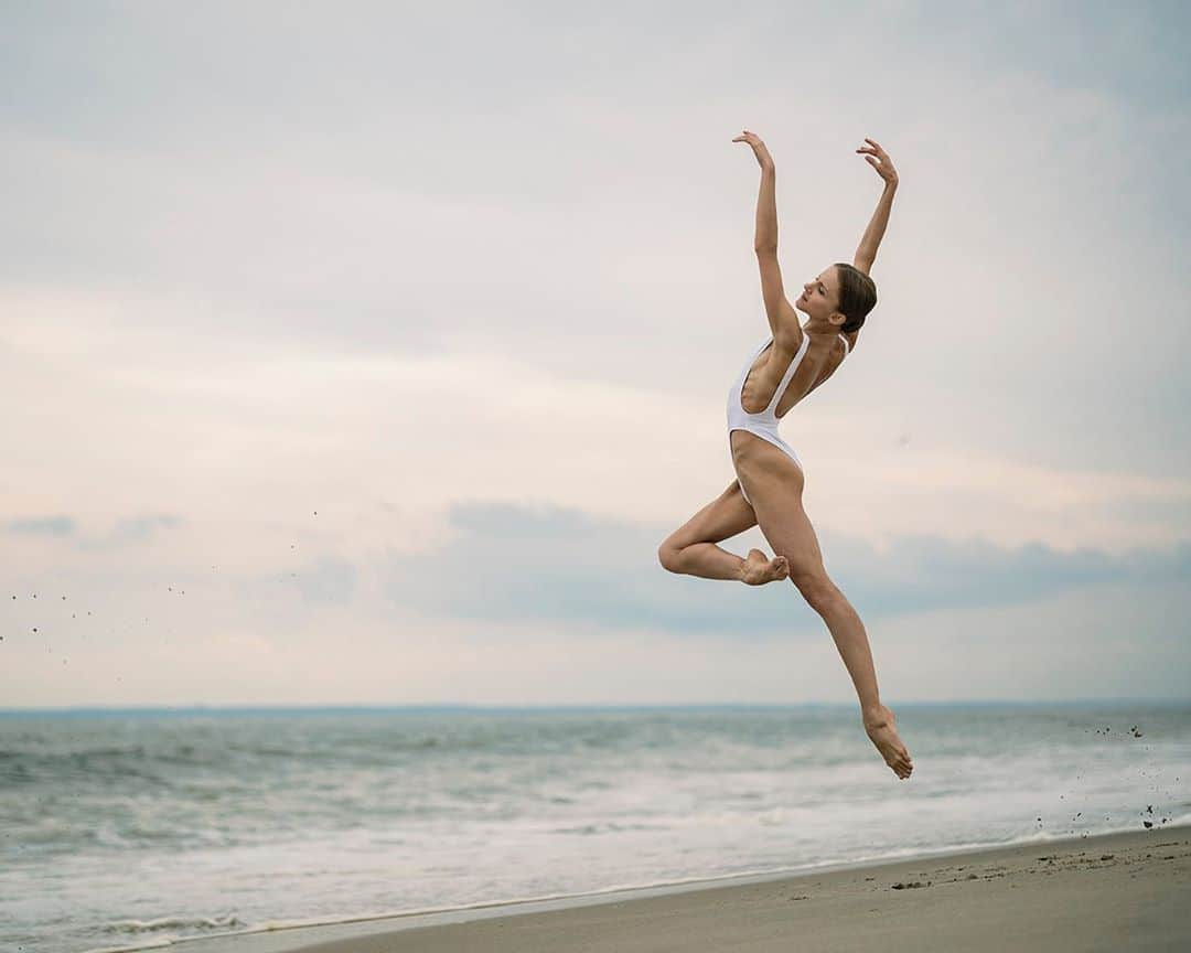 ballerina projectさんのインスタグラム写真 - (ballerina projectInstagram)「𝗢𝗸𝘀𝗮𝗻𝗮 𝗠𝗮𝘀𝗹𝗼𝘃𝗮 in Queens. #ballerina - @maslovaoxy #forttildenbeach #forttilden #queens #newyorkcity #ballerinaproject #ballerinaproject_ #ballet #dance #beach #oksanamaslova   𝗕𝗮𝗹𝗹𝗲𝗿𝗶𝗻𝗮 𝗣𝗿𝗼𝗷𝗲𝗰𝘁 𝗯𝗼𝗼𝗸 is now in stock. Go to @ballerinaprojectbook for link.」10月16日 22時29分 - ballerinaproject_