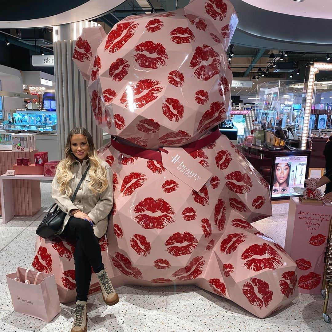 ジョージア・コウソウロウのインスタグラム：「Living my best beauty life today in @harrodsbeauty @intulakeside the store is so pretty & I can’t wait to use all my new buys 🙊 p.s @tommy_mallet can we have this bear in @georgiakhome 🤣🤣 #ad」