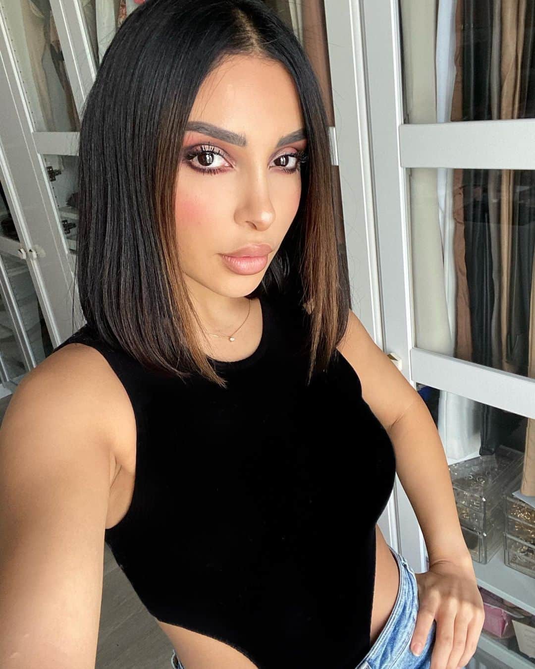 sananasのインスタグラム：「# sponsorisé NEVER FAKE IT 🤜🏻🤛🏻EXTRÊMEment in love de ces nouveaux produits @NARSissist et de ce look simple mais EXTRÊMEMent glam😈 Si ça vous dit je vous ferai un petit tuto ! Le mascara Climax Extreme est une version plus intense en pigments noirs et qui apporte encore plus de volume pour un effet wow 🤩 en un seul passage et ce sans alourdir les cils (donc une courbe qui tient !)🖤Pour les intéressés, je vous montre la brosse et la palette Extreme Effects de plus près sur la 3ème photo 😘 La collection est dispo chez @SephoraFrance ! Alors un Tuto ?   #NarsPartner #NARSissist #NeverFakeIt #ClimaxSafely #SephoraFrance」