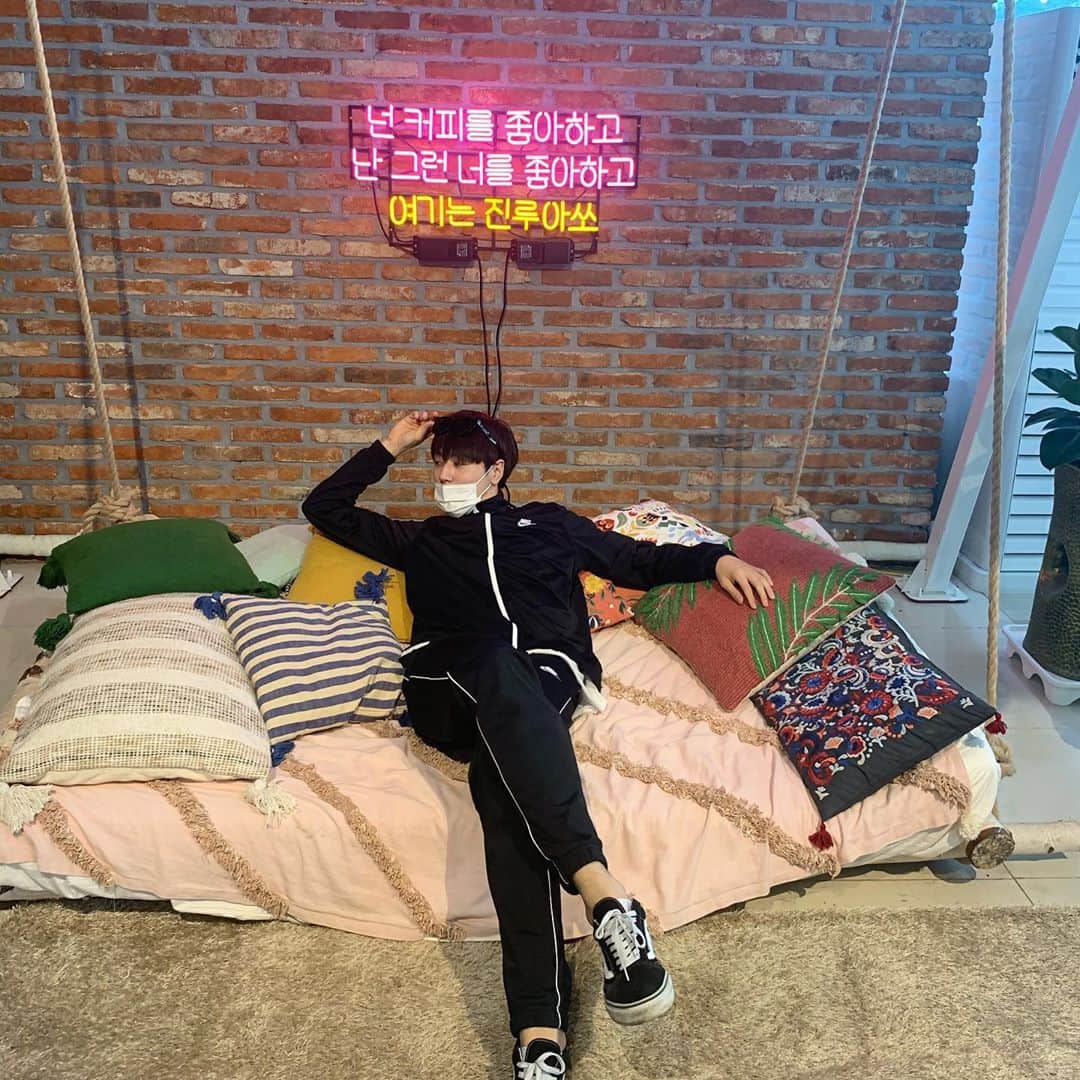 シンバのインスタグラム：「👀」