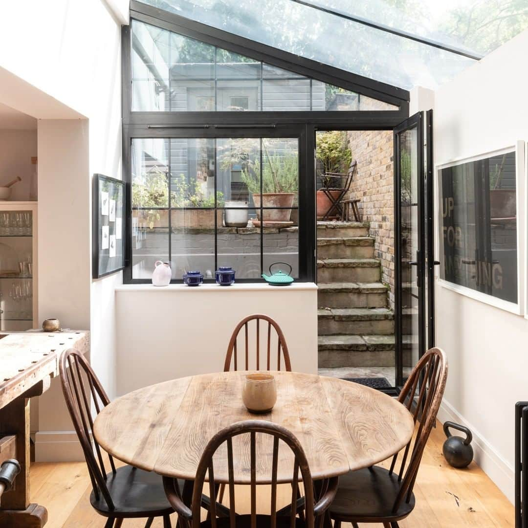 The Modern Houseさんのインスタグラム写真 - (The Modern HouseInstagram)「#forsale Open Out: a light-filled garden apartment in south London. Head to the link in our bio for the sales listing.」10月16日 17時09分 - themodernhouse