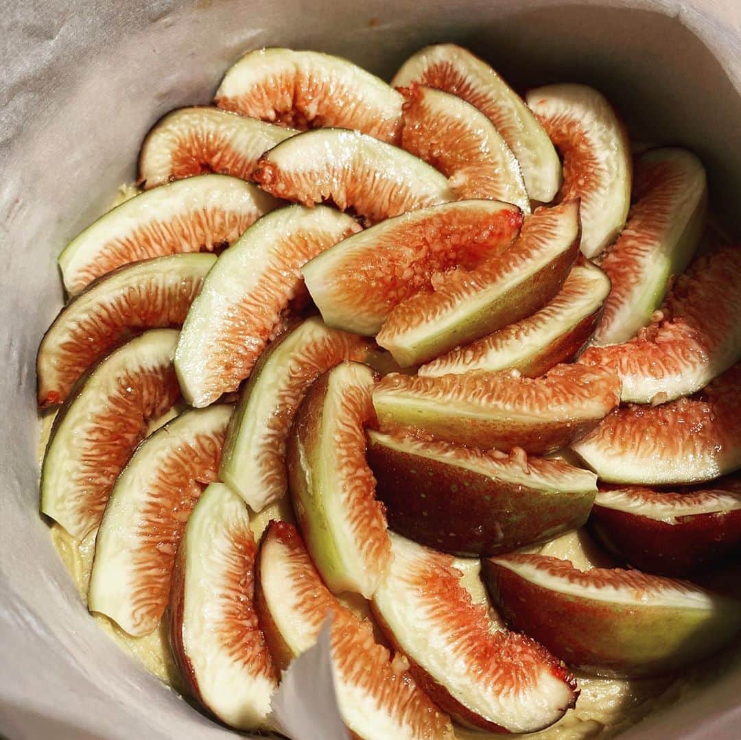 原千晶のインスタグラム：「移住先は、季節毎の美味しくて 新鮮なお野菜や果物で溢れてます✨  最もハマってしまったのが 無花果。柔らかくて 甘くて、たまりません。 これまで何個食べたかな？ 沢山買ってジャムにもして あっという間に1瓶食べて しまったし… 再び仕込んで今冷蔵庫に ２瓶待機中。  そして今日も 新鮮な無花果getしちゃったので、前から作りたかった いちじくのケーキ。 生のカットした皮付きのいちじくをふんだんにのせて サクッと焼きました。  焼き立て食べてしまったけど 熱が入ってトローっとした 甘味が増したいちじくと シンプルに卵とバターと薄力粉を混ぜた生地はしっとりで 外側カリっとしてて 軽めの食感。  これはリピート確定です！  #いちじく #いちじくケーキ」