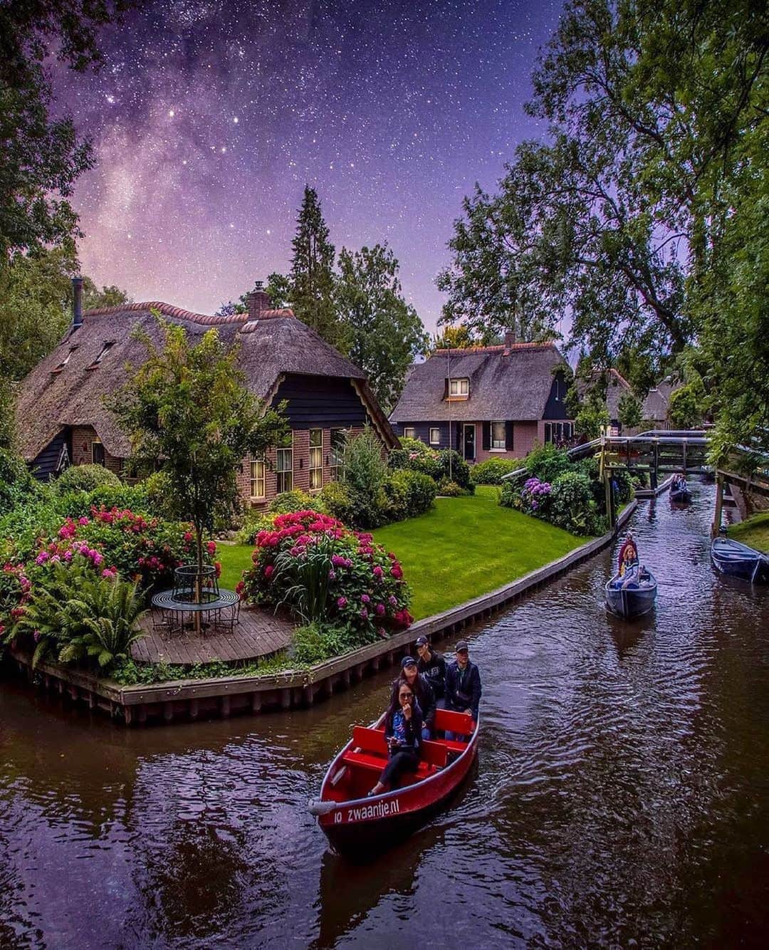 BEAUTIFUL DESTINATIONSさんのインスタグラム写真 - (BEAUTIFUL DESTINATIONSInstagram)「How lovely is this? Known for its boat-filled waterways and bicycle trails, Giethoorn is a mostly car-free village in the northeastern Dutch province of Overijssel, and is home to beautiful 18th and 19th-century farmhouses and excellent restaurants situated near its waters. ✨  Who wants to take a night boat ride in this idyllic village? 🇳🇱  📸 @butnomatter.theroadislife 📍 Giethoorn, Netherlands」10月16日 17時04分 - beautifuldestinations