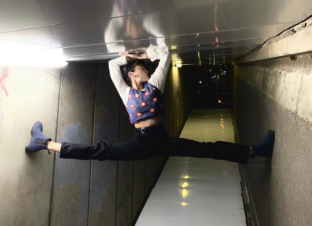 蘭舞ゆうさんのインスタグラム写真 - (蘭舞ゆうInstagram)「🪐重力とは? 중력이란? 😂 どうなってるのか、わかった？？？  #korean#japan#2020#일상스타그램#데일리그램 #ranma#actor#ballet#옷스타그램#옷코디 #重力 とは」10月16日 17時04分 - ranma_yu