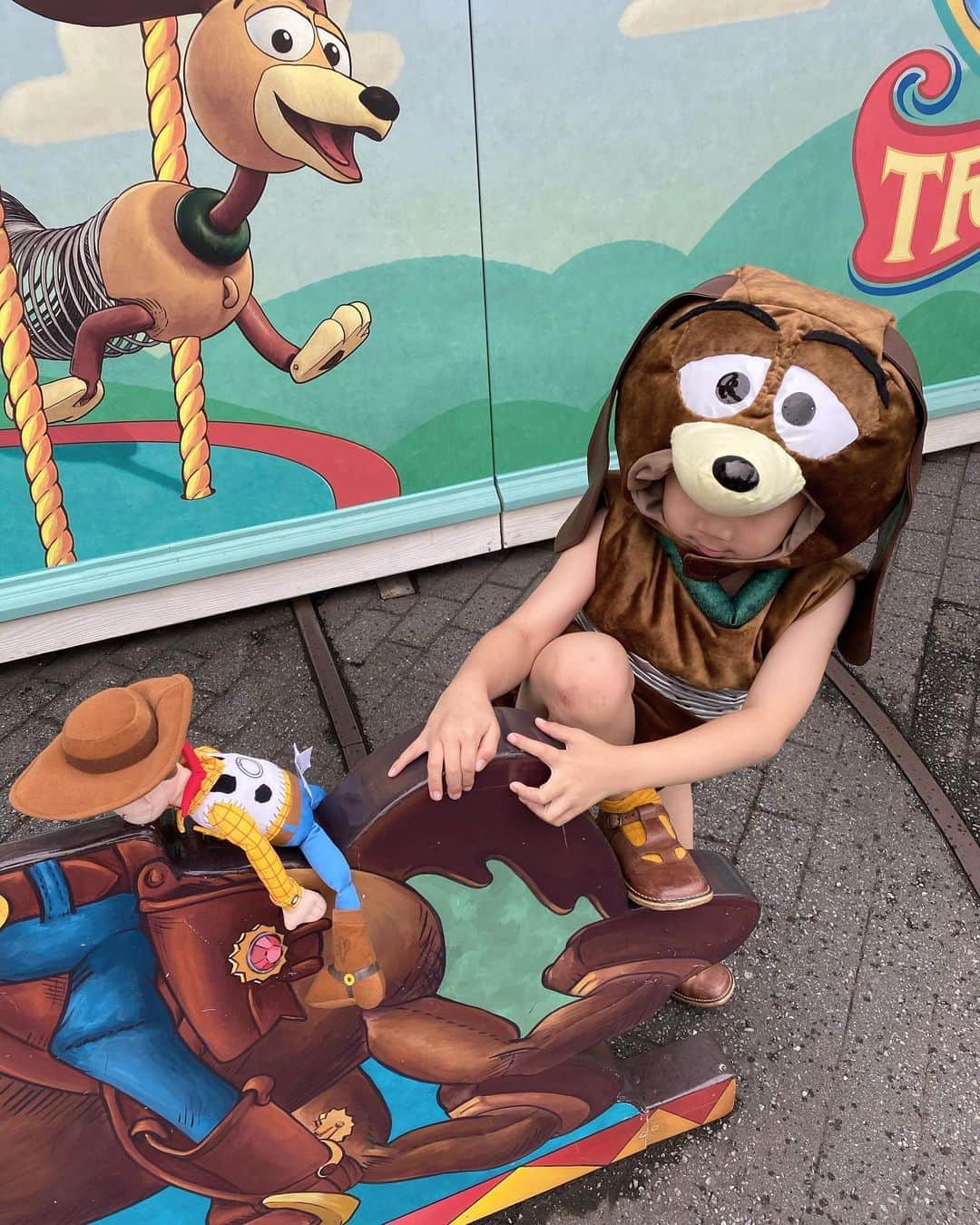 tiahy__のインスタグラム：「Toyville Trolley Park is a fun place! .  There are a lot of nice places here,so go ahead and enjoy them. . . . . 2枚目以降の動画は、ちょっと癖の強いtaiちゃん😂 やっぱりslinkyはToyville Trolley Parkが1番似合うなぁ. #slinky_taia#disney#taiacostume #ディズニーコスチューム#ディズニー衣装#スリンキー#トイストーリー」