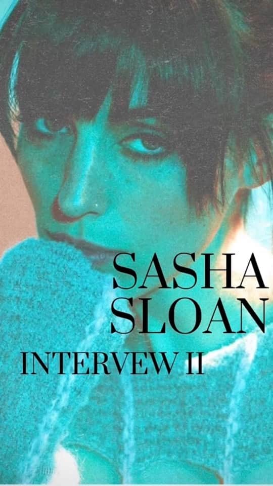 のインスタグラム：「独占インタビュー後編！ エフォートレスな彼女のファッションについてや、アルバムでのお気に入りの曲を教えてもらいました！さらに日本のファンへのメッセージも♡ ♫Sasha Sloan “High School Me” #sashasloan #洋楽#洋楽好きな人と繋がりたい #リールで独占インタビュー #洋楽好き  @sadgirlsloan」