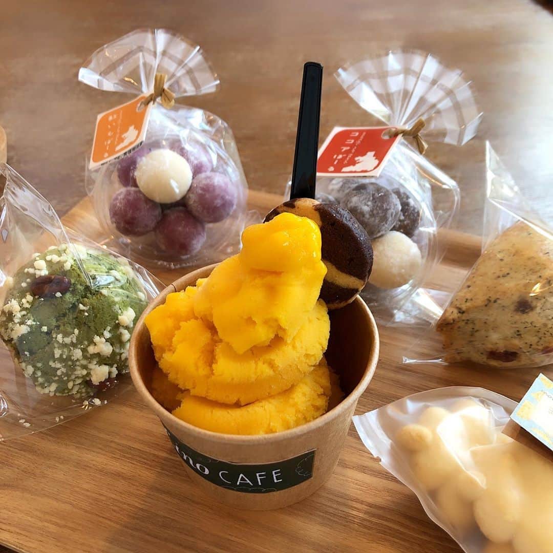 前田友香さんのインスタグラム写真 - (前田友香Instagram)「﻿ ﻿ ﻿ ﻿ Lino cafe﻿ ﻿ ﻿ 景色が最高〜🏝﻿ ﻿ ﻿ ﻿ 焼き菓子がたくさんあって﻿ 迷いに迷って﻿ 選んだの🥺✨﻿ ﻿ ﻿#linocafe  #糸島﻿ #糸島ドライブ﻿ #糸島カフェ﻿ #カフェ﻿ #cafe﻿ #ジェラート﻿ #焼き菓子﻿ ﻿」10月16日 17時08分 - yukamaeda.maeyuka