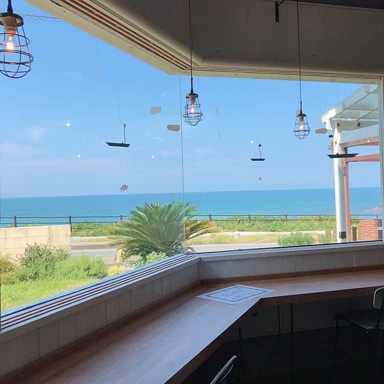 前田友香さんのインスタグラム写真 - (前田友香Instagram)「﻿ ﻿ ﻿ ﻿ Lino cafe﻿ ﻿ ﻿ 景色が最高〜🏝﻿ ﻿ ﻿ ﻿ 焼き菓子がたくさんあって﻿ 迷いに迷って﻿ 選んだの🥺✨﻿ ﻿ ﻿#linocafe  #糸島﻿ #糸島ドライブ﻿ #糸島カフェ﻿ #カフェ﻿ #cafe﻿ #ジェラート﻿ #焼き菓子﻿ ﻿」10月16日 17時08分 - yukamaeda.maeyuka
