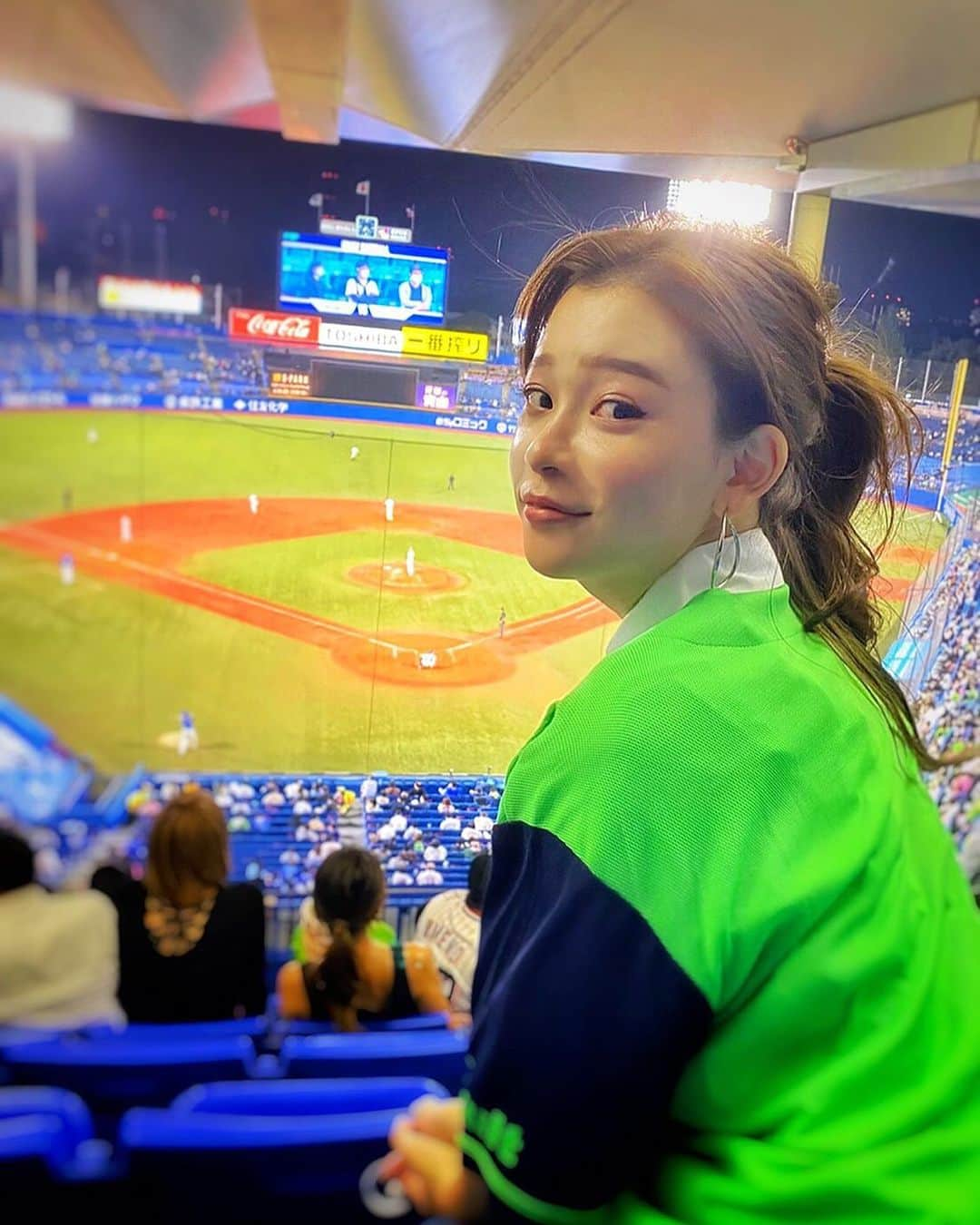 陽菜えみるさんのインスタグラム写真 - (陽菜えみるInstagram)「. . . 神宮球場の良さよ🏟✨✨ 東京生まれ東京育ち 東京ドームの次に馴染みの球場⭐️ . どこファンだろうが… みんなで野球を 楽しめばいいじゃない‼️‼️ ライバルあっての 楽しいゲーム🤭⚾️✨✨ . #野球好き増やそう向上委員会 委員長えみる🙋‍♀️部員募集中 . . #プロ野球 #ヤクルトスワローズ  #ヤクルト #スワローズ #スワローズ女子 #つばめ女子 #スワローズファンと繋がりたい #ヤクルトファンと繋がりたい #ユニフォーム #ユニフォーム女子 #ユニフォームマジック #現地観戦 #ユニフォームコーデ #神宮 #神宮球場 #外飲み #外飲み最高 #野球好き #無類の野球好き #無類の野球ファン #巨人贔屓」10月16日 17時18分 - emiru_haruna