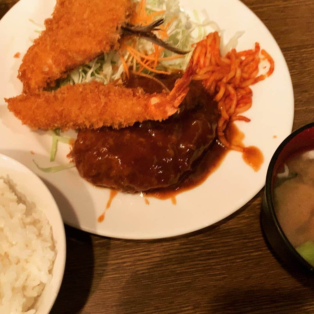 竹井亮介さんのインスタグラム写真 - (竹井亮介Instagram)「2020年10月16日。 洋食屋さんで、ミックス定食。 贅沢や〜。 #ごちそうさまでした」10月16日 17時10分 - takeiryosuke