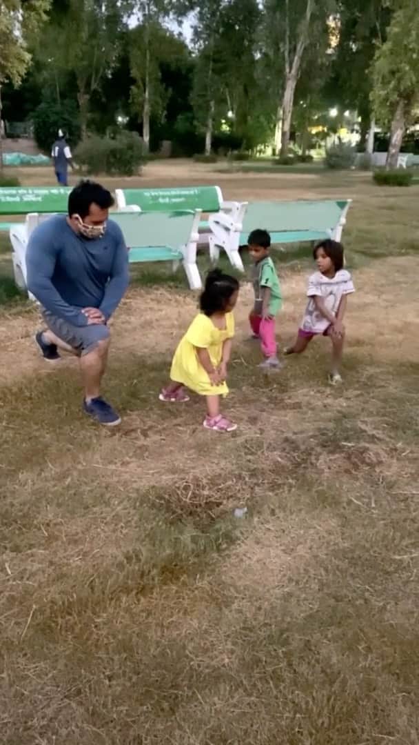 Gaurav Tanejaのインスタグラム：「Training with Baapu 101 @rasbhari.taneja  #Flyingbeast」