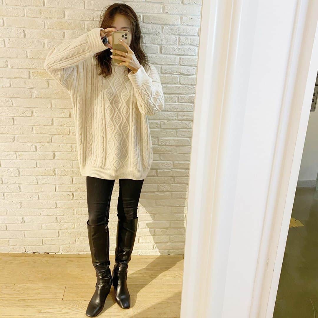 難波礼華のインスタグラム：「本格的に寒くなってきたね🥺 もう冬服着始めるのか🥺✨ @iradowl_official  ふわふわニットかわいい💓」