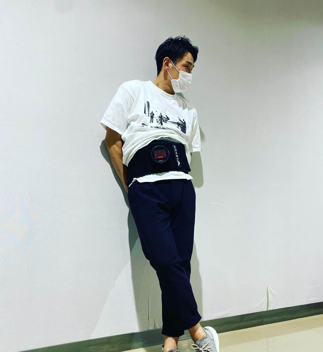 伊藤大司のインスタグラム：「Hyperice  Venom back ベノム　(腰用)  今シーズンはHyperice JapanのVenom back(腰用)を使用しています。 しっかり温めてくれるし、振動もするので筋肉を温めながらほぐしてリラックスしてくれます。 アップや試合中のベンチで使ったり、遠征時の移動や普段使いもしています。  今シーズンのmy partner👍  #hyperice #hypericejapan  #ハイパーアイス #ハイパーアイスジャパン #venom #ベノム #滋賀レイクスターズ」