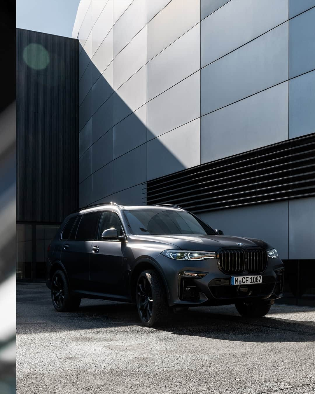 BMWさんのインスタグラム写真 - (BMWInstagram)「Swipe to see what she is checking out. It will be worth it.  The BMW X7 Dark Shadow Edition. #TheX7 #BMW #7Series」10月16日 17時15分 - bmw