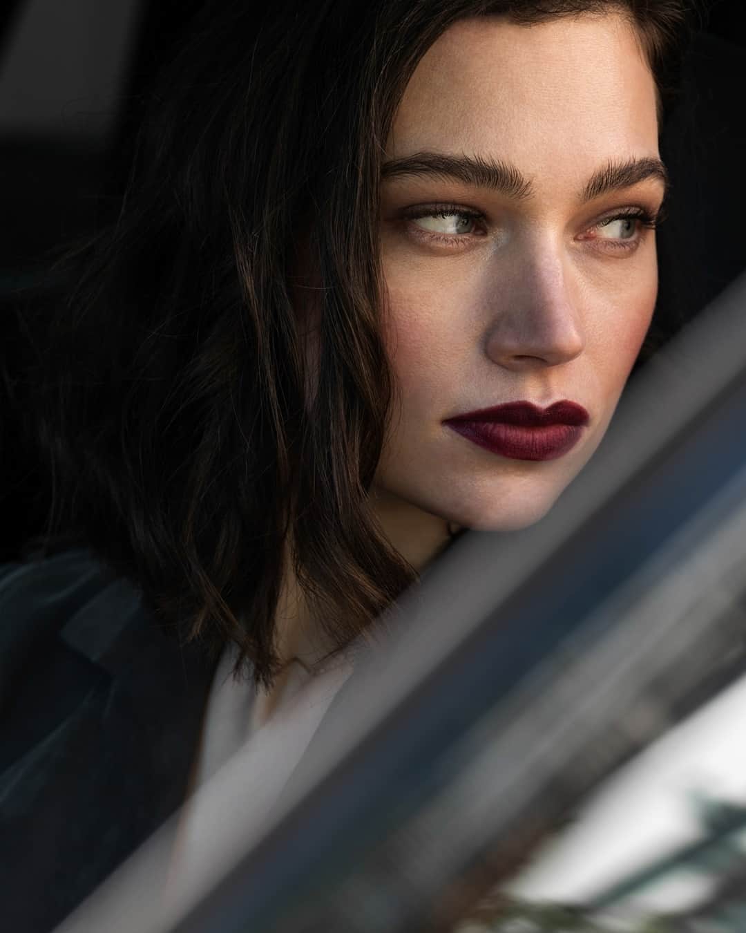 BMWのインスタグラム：「Swipe to see what she is checking out. It will be worth it.  The BMW X7 Dark Shadow Edition. #TheX7 #BMW #7Series」