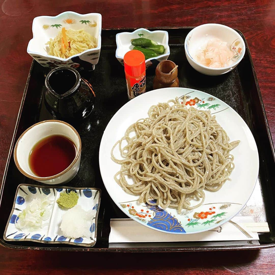 ピエール北川さんのインスタグラム写真 - (ピエール北川Instagram)「😋 ピエールのインスタは麺の写真ばっかり。 飯テロだ。 はい、どちらも正しいですw  今日の昼飯は、 SUGOのすぐそばで。 蕎麦だけに。  村田インターからSUGOへの道中、 ひっそりと営む田舎蕎麦のお店「千寿庵」 やっと来ることが出来ました。  普通な喉越しの細いおそばと、 「これは麺？」と言いたくなる十割蕎麦。 私は両方とも頂きました😋  ツウな方は蕎麦で日本酒らしいですが、 この十割蕎麦なら僕でも日本酒飲みたくなりましたわ❗️ 噛めば噛むほど口にいっぱいに広がる蕎麦の味と香り。たまらん。 十割美味い‼️日本酒欲しい‼️  ご馳走様でした🙏  #麺活 #麺スタグラム #美味しいものは世界を救う #麺ズ倶楽部」10月16日 17時15分 - pierrekitagawa