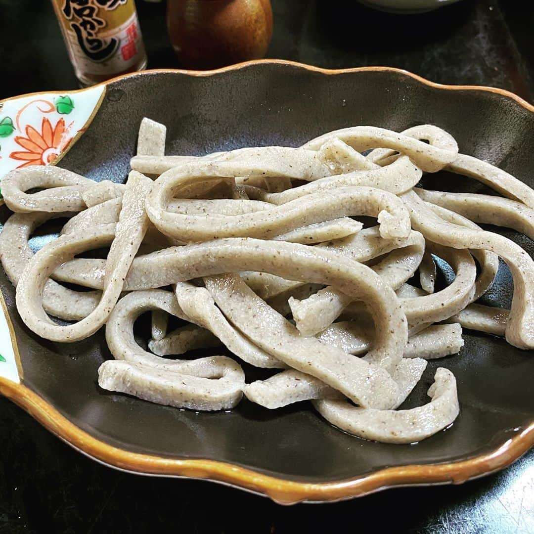 ピエール北川さんのインスタグラム写真 - (ピエール北川Instagram)「😋 ピエールのインスタは麺の写真ばっかり。 飯テロだ。 はい、どちらも正しいですw  今日の昼飯は、 SUGOのすぐそばで。 蕎麦だけに。  村田インターからSUGOへの道中、 ひっそりと営む田舎蕎麦のお店「千寿庵」 やっと来ることが出来ました。  普通な喉越しの細いおそばと、 「これは麺？」と言いたくなる十割蕎麦。 私は両方とも頂きました😋  ツウな方は蕎麦で日本酒らしいですが、 この十割蕎麦なら僕でも日本酒飲みたくなりましたわ❗️ 噛めば噛むほど口にいっぱいに広がる蕎麦の味と香り。たまらん。 十割美味い‼️日本酒欲しい‼️  ご馳走様でした🙏  #麺活 #麺スタグラム #美味しいものは世界を救う #麺ズ倶楽部」10月16日 17時15分 - pierrekitagawa