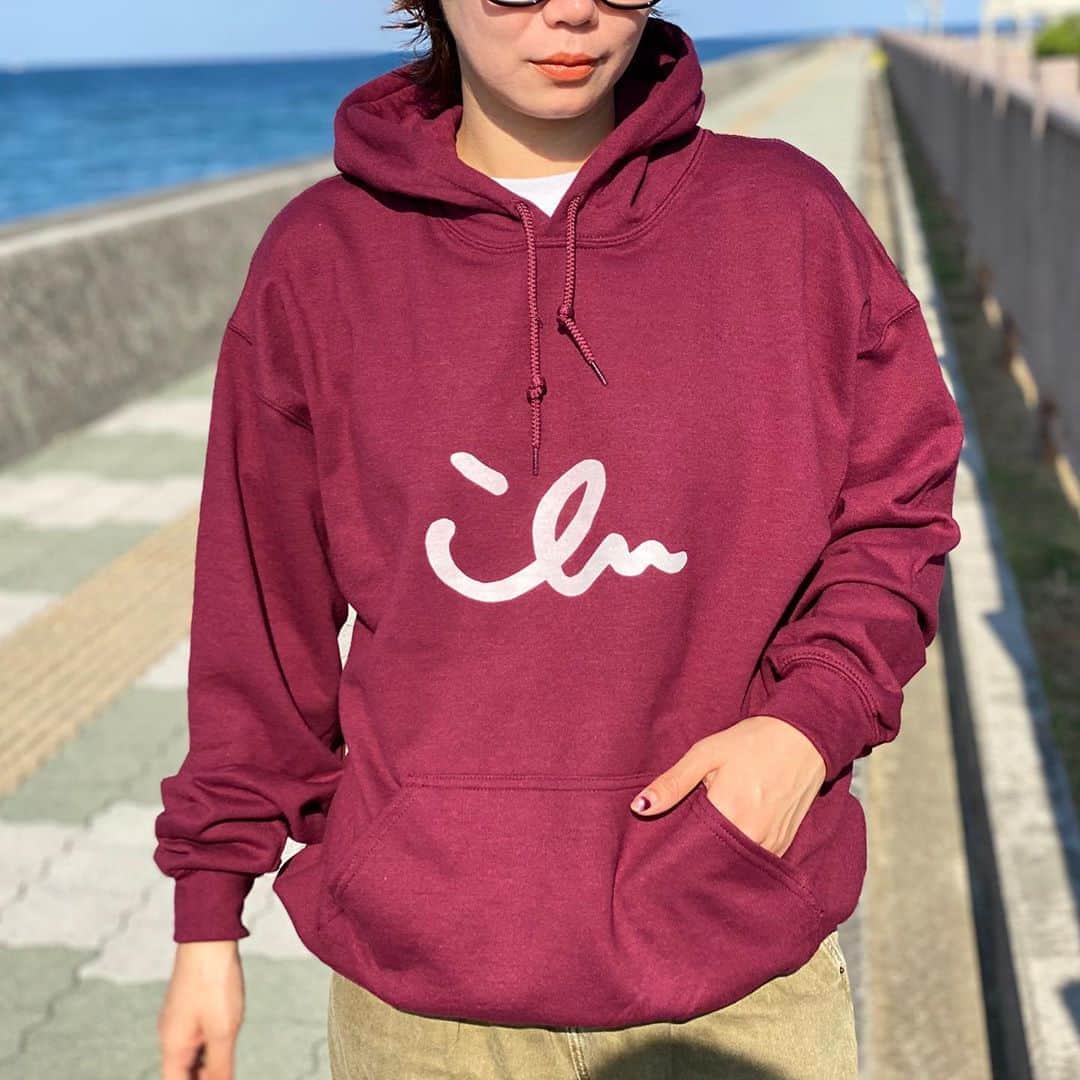 のインスタグラム：「アイルふく 肌寒さを感じる季節。 お待たせ致しました！ アイルのパーカー2タイプ揃って、 今週末よりWebShopの販売開始です！ ・ちょこっとアイルのパーカー ¥7,450- マルーン ブラック イエロー/M L XL Web 10月17日(土)19時~販売開始 #ilu098 #パーカーコーデ #おきなわ #北谷 #沖縄 #パーカー好き #普天間 #沖縄旅」