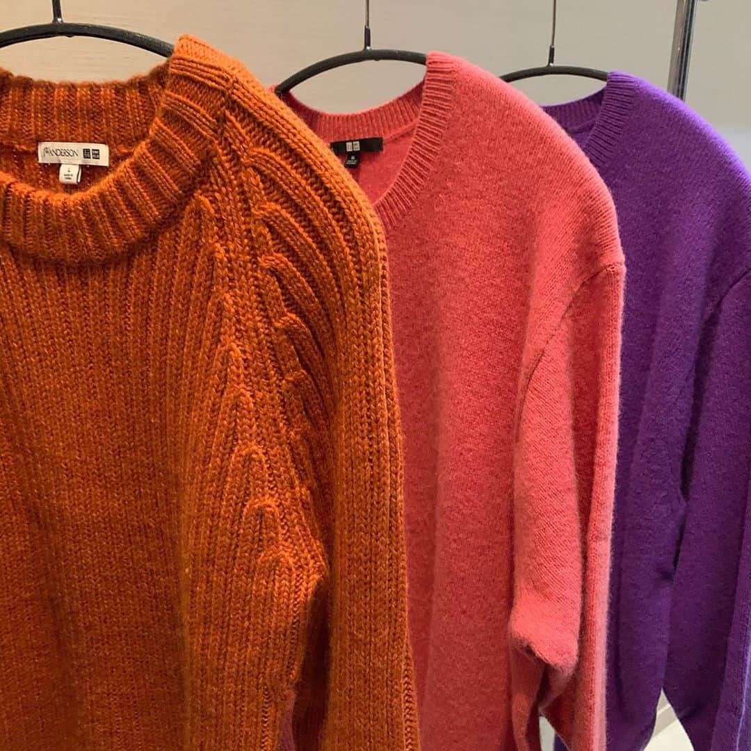 のインスタグラム：「ニット〜🧶今年は明るい色を買ってみました。 全てユニクロ。可愛いね〜、早く着たい☺️  #冬支度 #ニット #ユニクロ #ユニクロニット」