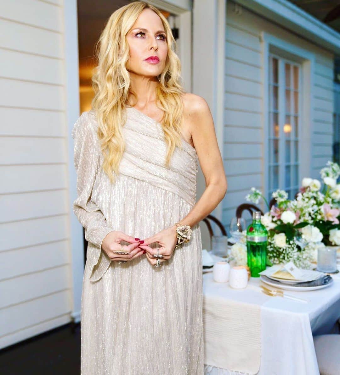 レイチェル・ゾーのインスタグラム：「#TBT to the last dinner party I hosted for @curateur the night before the world shut down...We had the most beautiful night with extraordinary women celebrating each other. I dream of the next time I can gather us around a glamorous table once again. Missing my #girlfriends tonight anyone else? ❤️🙏🏻 XoRZ」