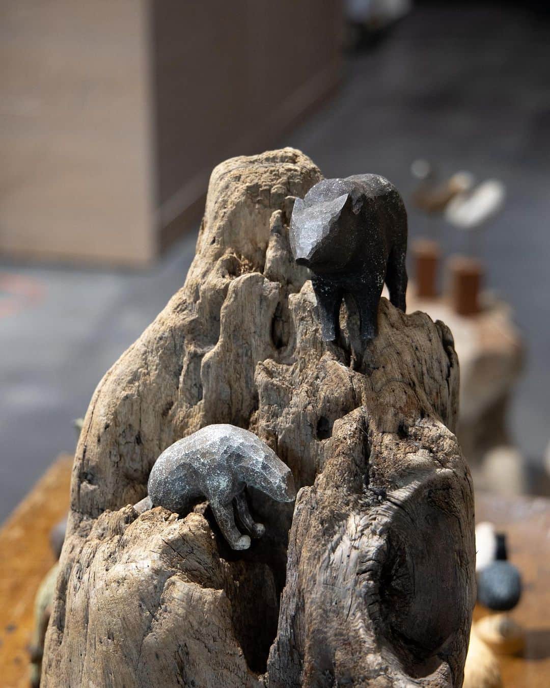オルネ ド フォイユさんのインスタグラム写真 - (オルネ ド フォイユInstagram)「【SHOPイベント｜Sense of Animal 】﻿ ﻿ 不動前店にて10月16日より、木工作家である「苔むす木工 @kokemusu_mokkou 」の鈴木智浩さんの個展を開催いたします。﻿ ﻿ 鈴木さんは東京を拠点に、木彫をベースにした技法によって、「obscure animals」というシリーズの、いたりいなかったりする動物をモチーフに制作されています。﻿ ﻿ 今回は動物オブジェだけでなく、ランプや木の個性を生かした花器などもご用意頂きます！﻿ ﻿ 明日作品を納品いただく予定です！ドキドキ！ワクワク！﻿ ﻿ ﻿ ※WEBショップでも「苔むす木工」の鈴木さんの作品の入荷予定がございます。﻿ 作品ラインナップは個展とは異なりますのでご了承ください。﻿ ﻿ 【イベント詳細】﻿ 不動前店（東急目黒線不動前駅より徒歩7分）﻿ 2020年10月16日(金)〜18日(日)、10月23日(金)〜25日(日)﻿ 営業時間：11:00〜18:30﻿ ﻿ ﻿ ［新型コロナウイルス対策につきまして］﻿ ・スタッフの出勤時の検温、マスク着用、手洗い消毒を徹底いたします。﻿ ・出入り口・2階窓を開放し、換気を強化いたします。﻿ ﻿ ［ご来店いただくお客様へのお願い］﻿ ・マスク着用をお願いいたします。﻿ ・入店時とお帰りの際に店頭にてアルコール消毒をお願いいたします。﻿ ・体調が優れない場合はご来店をお控えください。﻿ 何卒ご理解・ご協力のほどよろしくお願いいたします。﻿ ﻿ ———————————————﻿ Orne de Feuilles﻿ オルネ ド フォイユ﻿ ﻿ 東京都品川区西五反田5-21-19﻿ tel.03-6876-7832﻿ 東急目黒線不動前駅より徒歩7分﻿ ﻿ ﻿ #木工 #woodworking #彫刻 #sculpture #動物 #obscureanimals #苔むす木工 #livstagrammer #instahome #インテリア #ornedefeuilles #オルネドフォイユ」10月16日 17時27分 - ornedefeuilles