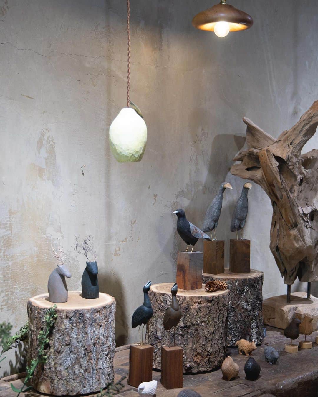 オルネ ド フォイユさんのインスタグラム写真 - (オルネ ド フォイユInstagram)「【SHOPイベント｜Sense of Animal 】﻿ ﻿ 不動前店にて10月16日より、木工作家である「苔むす木工 @kokemusu_mokkou 」の鈴木智浩さんの個展を開催いたします。﻿ ﻿ 鈴木さんは東京を拠点に、木彫をベースにした技法によって、「obscure animals」というシリーズの、いたりいなかったりする動物をモチーフに制作されています。﻿ ﻿ 今回は動物オブジェだけでなく、ランプや木の個性を生かした花器などもご用意頂きます！﻿ ﻿ 明日作品を納品いただく予定です！ドキドキ！ワクワク！﻿ ﻿ ﻿ ※WEBショップでも「苔むす木工」の鈴木さんの作品の入荷予定がございます。﻿ 作品ラインナップは個展とは異なりますのでご了承ください。﻿ ﻿ 【イベント詳細】﻿ 不動前店（東急目黒線不動前駅より徒歩7分）﻿ 2020年10月16日(金)〜18日(日)、10月23日(金)〜25日(日)﻿ 営業時間：11:00〜18:30﻿ ﻿ ﻿ ［新型コロナウイルス対策につきまして］﻿ ・スタッフの出勤時の検温、マスク着用、手洗い消毒を徹底いたします。﻿ ・出入り口・2階窓を開放し、換気を強化いたします。﻿ ﻿ ［ご来店いただくお客様へのお願い］﻿ ・マスク着用をお願いいたします。﻿ ・入店時とお帰りの際に店頭にてアルコール消毒をお願いいたします。﻿ ・体調が優れない場合はご来店をお控えください。﻿ 何卒ご理解・ご協力のほどよろしくお願いいたします。﻿ ﻿ ———————————————﻿ Orne de Feuilles﻿ オルネ ド フォイユ﻿ ﻿ 東京都品川区西五反田5-21-19﻿ tel.03-6876-7832﻿ 東急目黒線不動前駅より徒歩7分﻿ ﻿ ﻿ #木工 #woodworking #彫刻 #sculpture #動物 #obscureanimals #苔むす木工 #livstagrammer #instahome #インテリア #ornedefeuilles #オルネドフォイユ」10月16日 17時27分 - ornedefeuilles