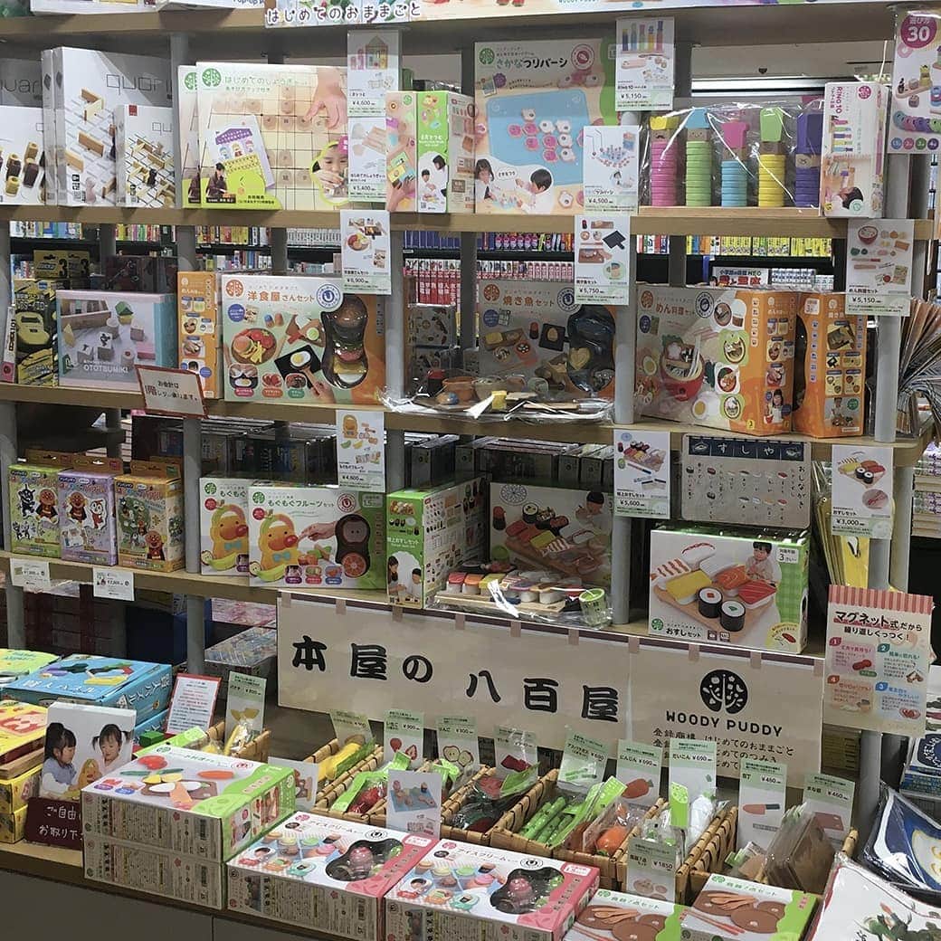 woodypuddyさんのインスタグラム写真 - (woodypuddyInstagram)「🌲ウッディプッディからのお知らせ🌲  ウッディプッディおもちゃのポップアップ販売会が東京都でも開催！✨  三省堂書店 神保町本店様　6階 児童書コーナーにておままごと商品を中心に今大人気の「はじめてのしょうぎセット」「さかなつリバーシ」を販売させていただきます。 近くへお立ち寄りの際は是非お越しくださいね。 ・ ・ ・ ■期間：10月16日～12月30日まで ※期間中場所の移動があります。 ■営業時間：10:00～20:00 ■場所：〒101-0051 東京都千代田区神田神保町1-1 6階 児童書コーナー URL:https://www.books-sanseido.co.jp/shop/kanda/  #woodypuddy #ウッディプッディ #三省堂書店 #三省堂 #三省堂書店神保町本店 #神保町 #食育 #木育 #木のある暮らし #子供のいる暮らし #おうちあそび #おうち遊び #お家遊び #室内遊び #木製 #木のおもちゃ #木製玩具 #木製おもちゃ #木製おままごと #しょうぎ #リバーシ #イベント #お知らせ」10月16日 17時20分 - woodypuddy.japan