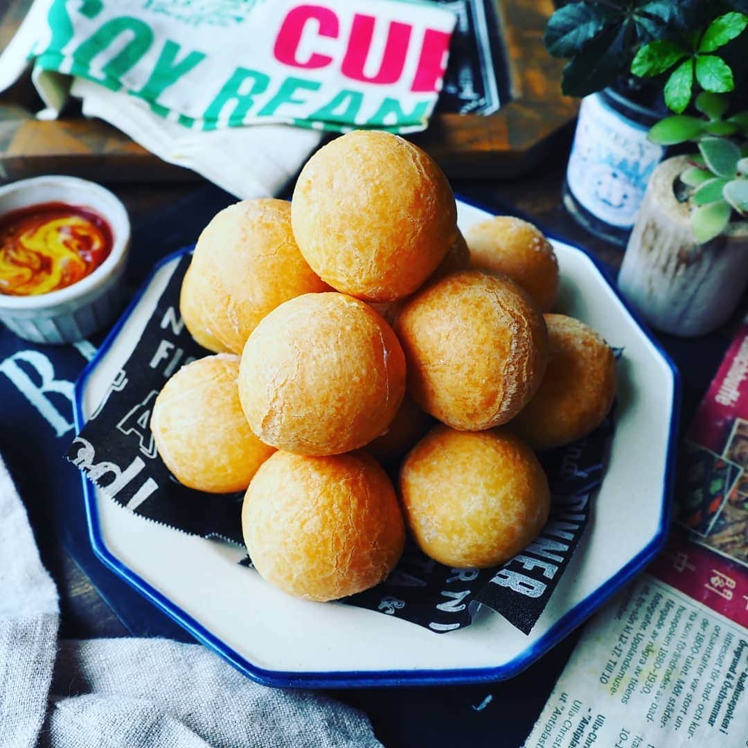 Michiko Maedaさんのインスタグラム写真 - (Michiko MaedaInstagram)「もっちりのびのび～😋💕 食べて楽しいチーズボール💕  #チーズボール#韓国料理#韓国 #koreanfood#cheeseball #ホットケーキミックス で簡単 #撮影の裏側 (笑) #めちゃめちゃおすすめです❤️ #レシピは後程ブログにて #IGersJP#IGersjp#IGersj#クッキングラム#デリスタグラマー#おうちごはんlover#コッタ #lin_stagrammer#kurashiru#クッキングラム#クッキングラムアンバサダー#クオカ#エルグルメ#フーディーテーブル#おうちごはんlover#おうちごはん革命#おうちカフェ#たらふくびより」10月16日 17時21分 - shana.mama