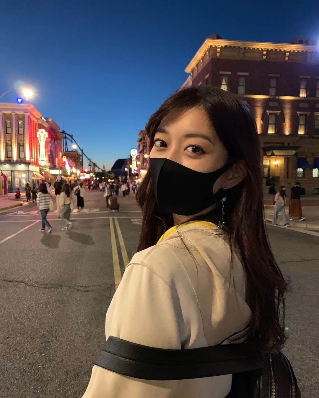のインスタグラム：「うにば . いっつも薄着だけど普通に寒がりなので この時期夜は重ね着しまくってます . . #大阪 #旅行 #リーベルホテル #ユニバ #ノーマルカメラ #無加工 #travel #japan #usj #universalstudios #nonfilter #liberhotel #beautiful #blue #code」