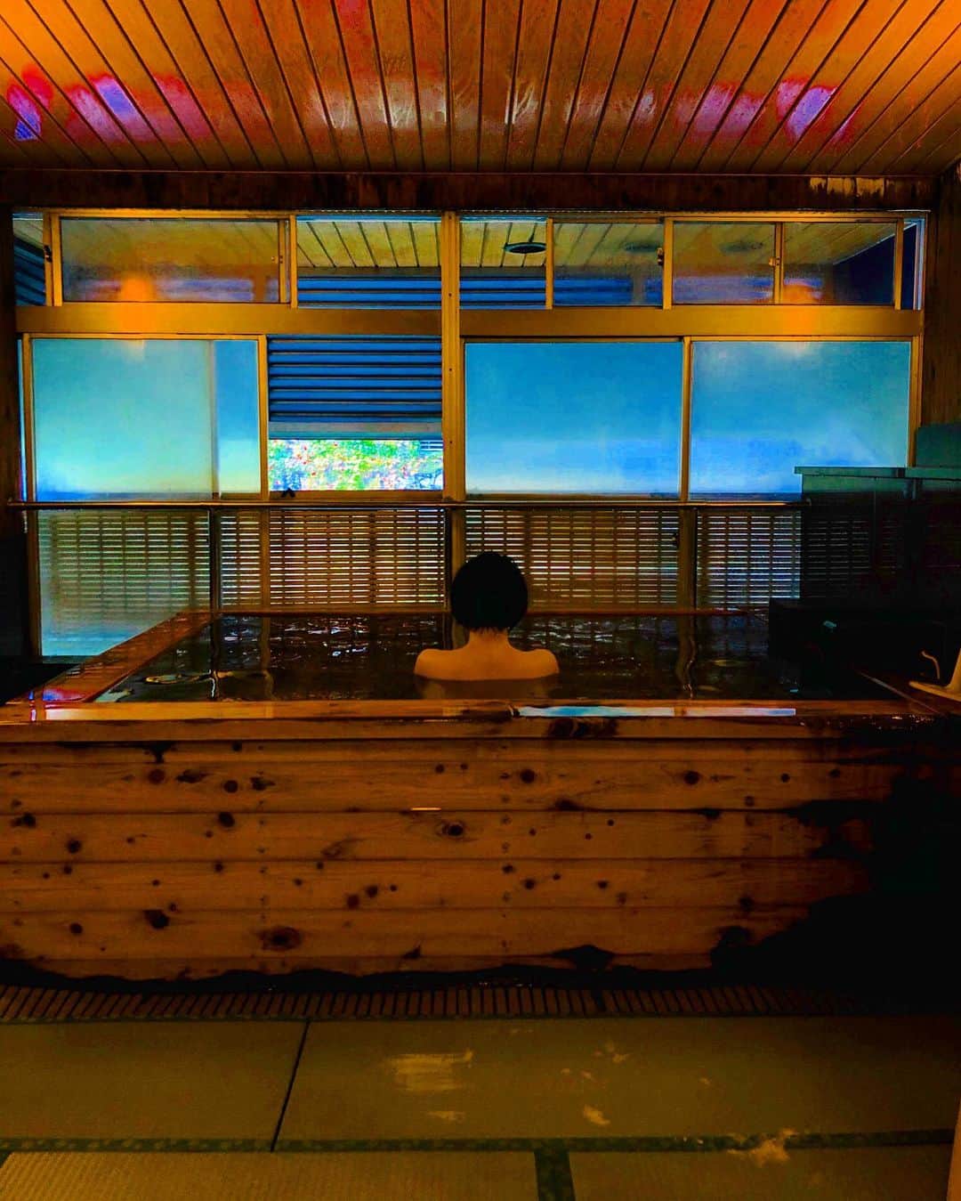 Rediscover Fukushimaさんのインスタグラム写真 - (Rediscover FukushimaInstagram)「Have ever heard of an onsen bath with Tatami, straw mat flooring？♨️  This unique experience is not found in many onsen towns. This week we visited the Matsushimaya Ryokan in Iizaka Onsen town, Fukushima, to experience this rarity. ✨  The water was so hot it turned me bright red🦞, as I cooled down I felt as though I’d been born again. 😍✨  After hopping out, the tatami flooring was so gentle and comforting to step on. 😊10/10 recommend!💯  I really love the feeling of tatami. Do you like tatami？  Learn more about Iizaka Onsen on our Website! https://fukushima.travel/destination/iizaka-onsen/30  #IizakaOnsen #iizakaonsenstation #iizakagram #iizakaonsen🇯🇵 #MatsushimayaRyokan #tatami #tatamionsen #onsen #onsentown #hotspring #Fukushima #FukushimaTrip #Japan #JapanTrip #JapanAesthetic #Aesthetic #PhotoOfTheDay #Bathtub #Bath #Recommended #JapanTravel #visitfukushima!」10月16日 17時28分 - rediscoverfukushima