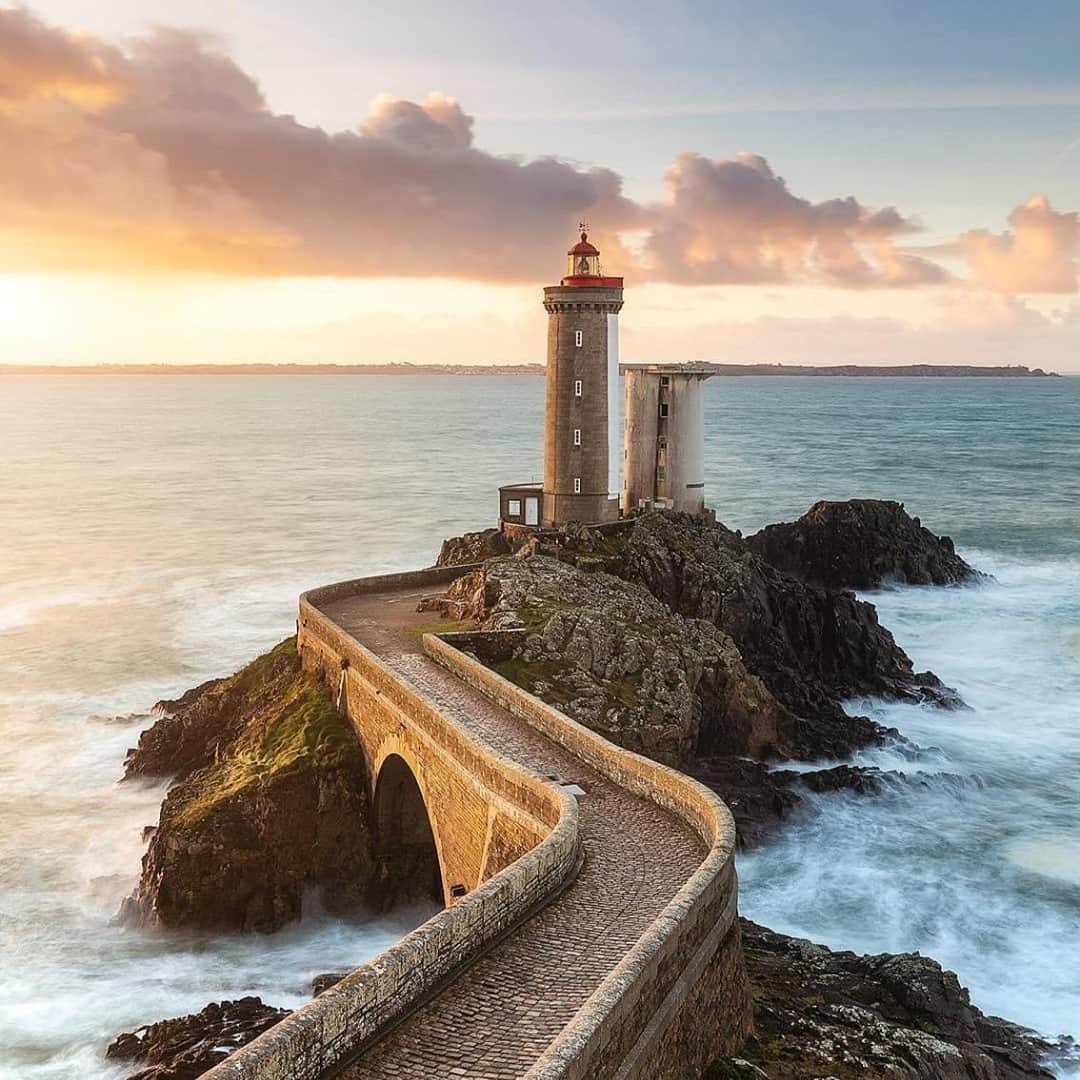 エールフランスのインスタグラム：「Sur la pointe du Goulet de Brest, lumière sur le célébre phare du Petit Minou. On the point of the Goulet de Brest, light on the famous Petit Minou lighthouse.  📸 : @aurelienbillois.photographie  #AirFrance #wanderlust #France #views #travelspic #bretagne #bretagnetourisme #DestinationBretagne #AirFranceProtect」