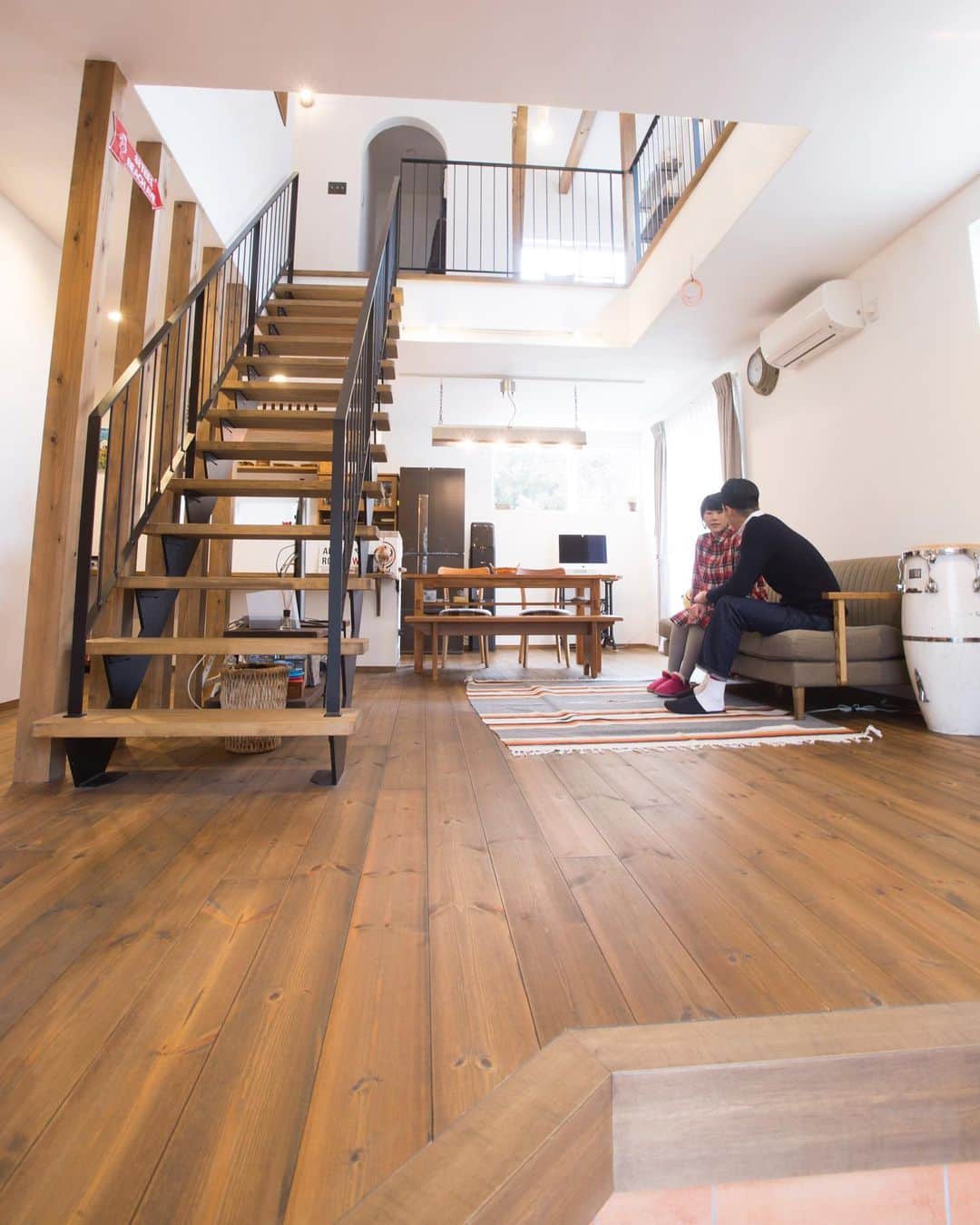 satsumahomeのインスタグラム：「🏡 リビングとひとつながりの広い土間が、 空間にさらに広がりをもたせる。 ・ —————————————————————  さつまの注文住宅 @satsumahome —————————————————————  さつまのYouTube  @s.h.youtube —————————————————————  さつまの資料請求 @sh.request —————————————————————  さつまのイベント @sh.eventinfo ————————————————————— さつまのLINE 　@sh.lineinfo ————————————————————— ・ #さつまホーム #無添加住宅 #漆喰 #無垢床 #goooodhome #施工事例 #施工例 #住宅 #お家づくり #家づくり #ナチュラル #リビング #リビング階段 #リビングインテリア #livingroom #玄関からリビング #土間 #アイアン手摺 #アイアン階段 #リビング階段 #無垢材 #無垢 #フローリング #LDK #ダイニング #dining #キッチン #kitchen #吹き抜け #吹抜け #吹き抜けリビング」