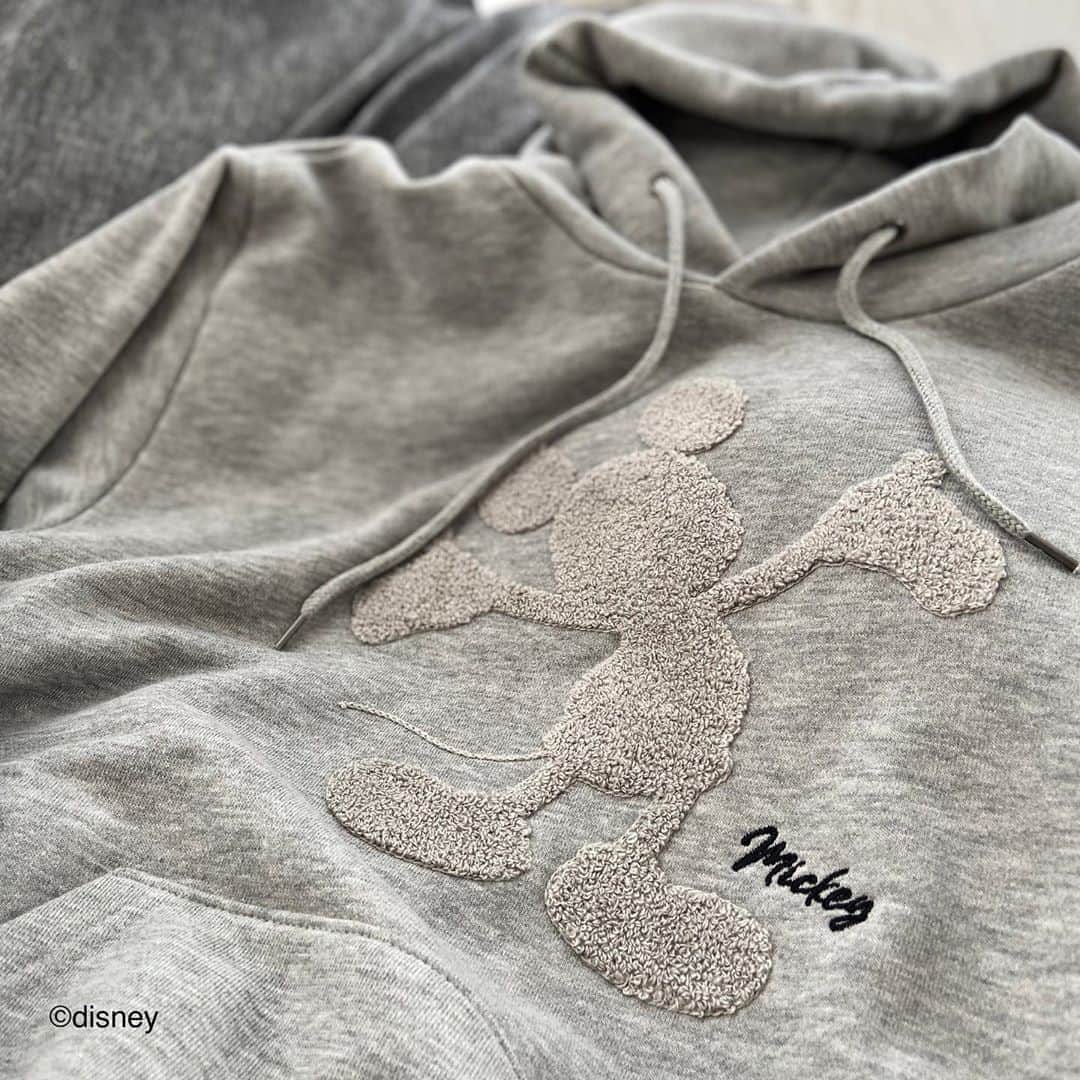 のインスタグラム：「“ミッキーマウス”シルエットを立体感あるサガラ刺繍で表現。﻿ ほどよいゆったりさと柔らかな風合いのスウェット生地はリラックス感のある一枚。﻿ 商品のどこかに「ミツマル」が隠れた遊び心あるアイテムです。﻿ ﻿ カラーはベーシックなグレー、黒に加え秋らしいダークグリンがラインナップ﻿ ﻿ HOODIE﻿ ￥6,900＋TAX﻿ ﻿ 詳しくは@basecontrol_official からオフィシャルサイトをチェック！﻿ ﻿ #basecontrol #basestation #newarrival  #world #ootd #tokyo #basic #fashion  #2020aw #ベースコントロール #ベースステーション  #プチプラ#disney #ディズニー #mickey #ミッキー #パーカー #サガラ刺繍」