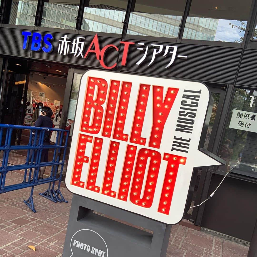 小板奈央美のインスタグラム：「【#観劇 】 #ミュージカル #ビリーエリオット を#赤坂actシアター にて観てきました✨ (久しぶりの観劇☺️) ・ ・ 日本初演(３年前位？)も拝見しましたが、 今回は、なんと‼️浪漫活劇『るろうに剣心』で共演し、我が弟(年齢的に、もはや我が子？)の様に溺愛していた、#川口調 君が主演のビリー✨ そう発表された日から、調ビリーと、父親役#橋本さとし さんの回に、絶対観に行くと決めてました。 (ちょうどキャスト発表された時は、劇団☆新感線『偽義経冥界歌』の舞台稽古中でして、さとしさんに、調の良さを一方的に話しておりました笑) もちろん、王家で共演した、齋藤さん・まーくん・みどりさんが出演してる回！(アンサンブルの皆さんの歌ダンスはもちろん、芝居がとにかく良かった😭みどりさん最高❤️) ・ ・ るろ剣から丸２年！ 共演した時は、私あんまり子役の子とか一緒になる事なくて接し方がわからなかったのだけど、調があまりにも人懐っこく可愛くて、一瞬にして仲良くなり、TikTokとか2人でやったりして(しらなおというハッシュタグつけてたwww)、一方的に溺愛してましたが… 気付けば調は中学生に(なったのかな？)なって、ドラマなどでも活躍して！ ドンドン成長していく調！！ ・ 今回台詞一言目から涙出そうでしたが、ストーリーが進む中で、もう涙腺崩壊😭 芝居はもちろん、歌にダンスにアクロバットに、全身全霊でビリーを演じる彼の姿に、涙止まりませんでした。 ・ しかも、さとしさんとの親子姿！私得です。もう大号泣。 最高な親子！！ ・ ・ 可能性が無限大って、本当に素晴らしい。 私もまたいつか調と共演できる日を楽しみに頑張ろうと改めて思いました✨ ・ ・ とにかくとても心動かされた1日でした！ 観劇って、舞台って、芸術って、やっぱり素敵だよね！！ 調、感動をありがとう。」