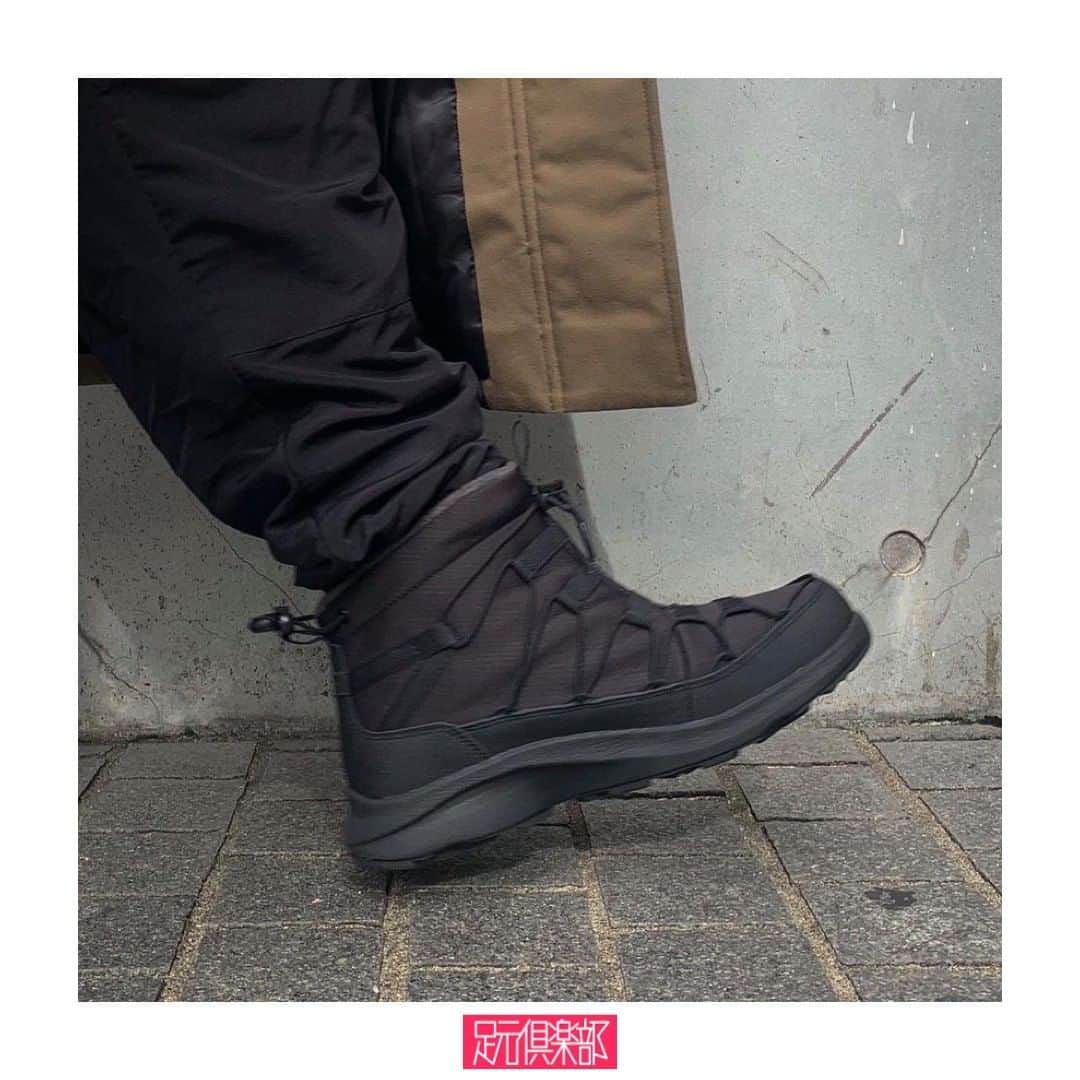 足元倶楽部 公式アカウントのインスタグラム：「ブランド : KEEN モデル名 : UNEEK SNK CHUKKA .  米国発アウトドアシューズブランド・KEENより、防水透湿素材《KEEN.DRY》を採用したウィンターブーツ『UNEEK SNK CHUKKA』が登場。アッパー素材にはペットボトル再生素材を採用し、環境に配慮するKEENらしさを追求している。トゥからヒールにかけて配置されたループを活用することで自分好みのアレンジも可能。機能面とデザイン性を備えたアーバンテイストの逸足。 . (@fukuda.yohei )さんの #足元倶楽部 . ▼今すぐフォローして最新情報をチェックしよう！ 【KEEN 公式アカウント】 ⇒#@keen_japan . #KEEN #キーン #UNEEK #ユニーク　#UNEEKSNKCHUKKA #ユニークスニークチャッカ　#防水ウィンタースニーカー #足元クラブ #足元くら部#足元#あしもと倶楽部 #スニーカー #スニーカーコーデ #靴 #コーディネート#スナップ#ファッションスナップ #ストリートスナップ #お気に入りの一足 #今日の逸足#逸足 #운동화 #kicks#newkicks」