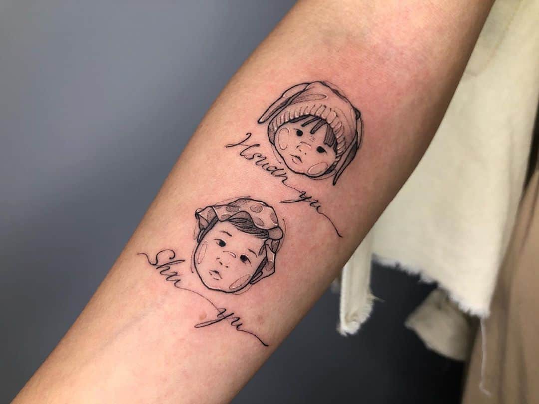 Miaのインスタグラム：「兩個寶貝女兒～❤️ #姐妹刺青  #tattoo #sisters  #生命中最愛的人 #我媽看了會吃醋吧😳 #世界真的很小」