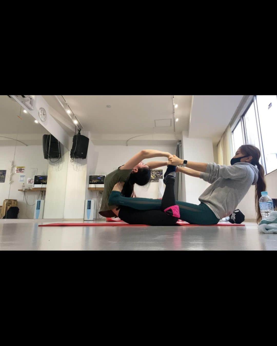 SHIRAISHIMIHOのインスタグラム：「今日のContotion lesson🔥 倒立JUMPのレベルアップでウォーミングアップから全然ついていけてなかった😅いくつかやらないといけない課題も見つかったのでよかった⭐️発見もあったのでまた二週後のレッスンまでに成長して受けれるといいなあ♪ @eri_contortionist 先生ありがとうございました！ #contortion #コントーション #今日もバキバキ #柔軟を伸ばすには筋トレとメンタルを鍛えないと伸びない気がした1日 #今年度中にアレグラをもっと形整えたいから頑張る #ブリッジからの肩倒立はもうブルブルで大変だった😂 #汗だくでした」