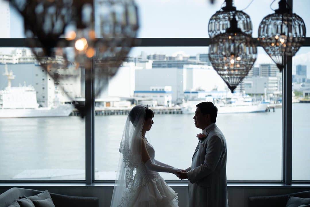 St.AQUA 東京の結婚式場 サンアクアチャペルのインスタグラム：「〜Wedding photo〜  #海 をバックに幻想的な#シルエットフォト   #photowedding #weddingphoto  #フォトウェディング  #記念写真 #夫婦写真  #baysidelocation #ベイサイド  #ロケーションフォト  #レインボーブリッジ #プロポーズ #サプライズ #アートフラワー  #生花ブーケ  #ウェディングドレス  #タキシード  #港区ウェディング  #竹芝  #結婚式準備  #花嫁準備  #結婚式場探し  #プレ花嫁 #日本中の花嫁さんと繋がりたい  #おしゃれ花嫁  #ゼクシィ  #お急ぎ婚 #2020年冬婚  #2021年春婚 #2021年夏婚」