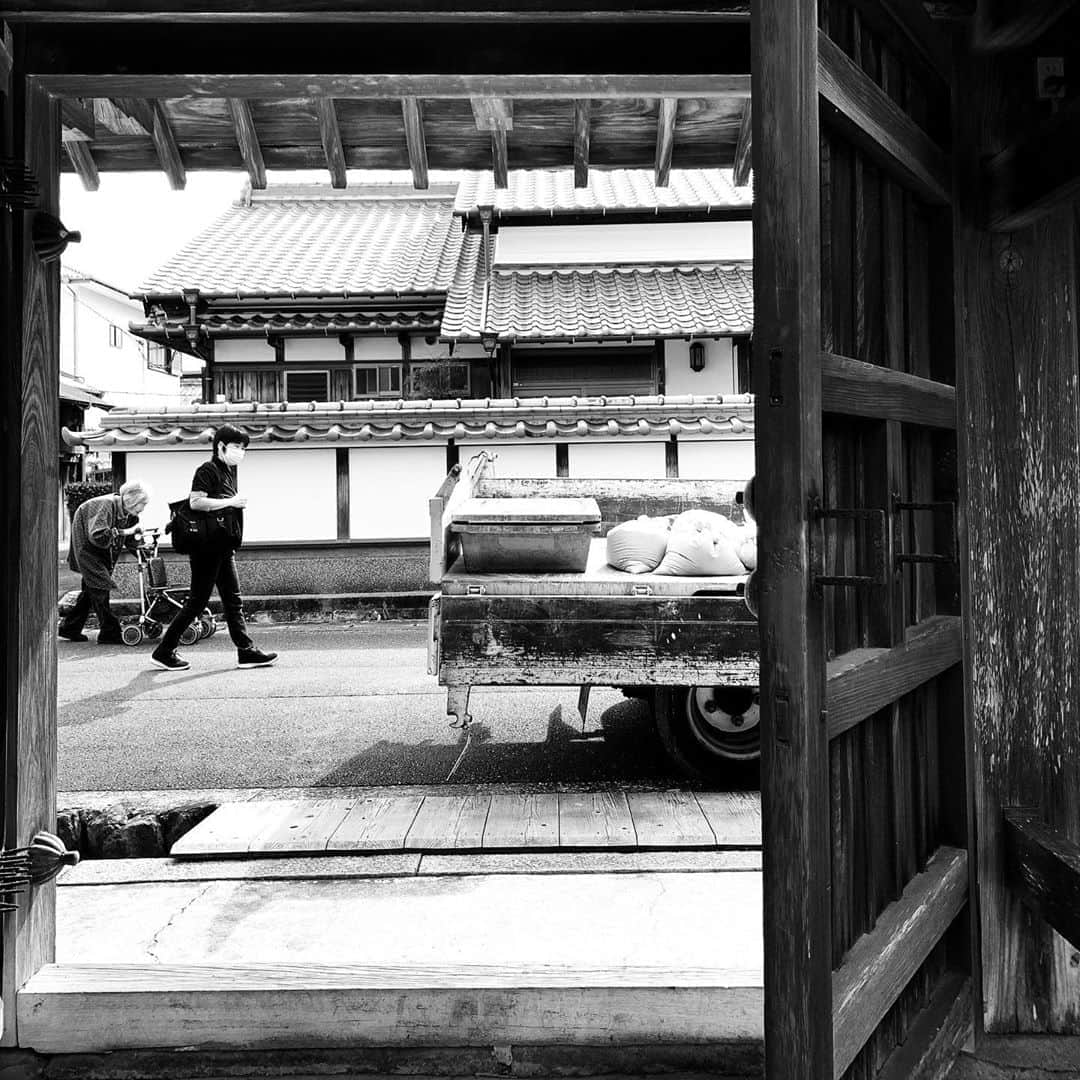 naotakeのインスタグラム：「門 - A gate / iPhone XR & Snapseed, 20201016 . . 訪れた街は、人もクルマも優しかった。 . . #spicollective #royalsnappingartists #infamous_family #rsa_main #infinity_photo_cult #2_fineart #jp_gallery_member #jp_gallery_bnw #trb_bnw #wp_bnw  #bnw_life #bnwlife_member #bnw_life_shots #bnw_captures #world_bnw #top_bnw #team_jp_ #team_jp_モノクロ #ig_energy_bw #ig_nihon #streetphotographybnw #igersjp #blackandwhite #bnw #bnwphoto #monochrome #bw #bnwphotography #ShotOniPhone #shotoniphoneXR」