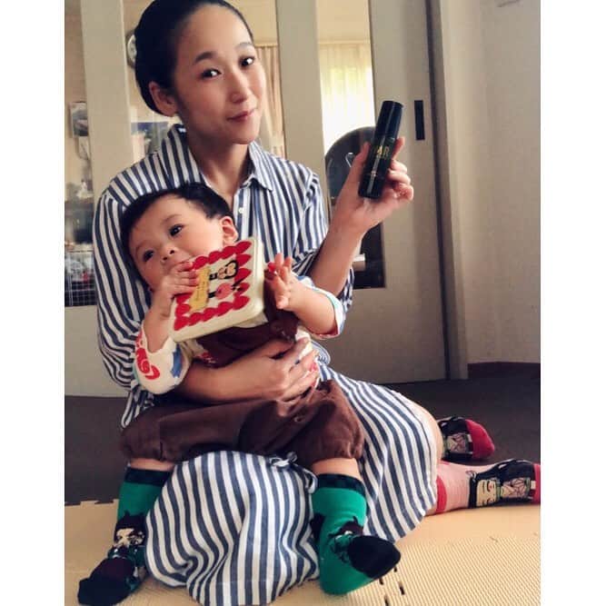 のインスタグラム：「Clean life with my son✨✨ He cries soon recently｡ﾟ(ﾟ´ω`ﾟ)ﾟ｡ Let's enjoy coordinating with parents and children(〃ω〃) #ミマモ #mimamor  #ボタニカル成分 の安心な #抗ウイルス ・ #除菌 ・ #消臭スプレー 使ったよ（＾◇＾） #フィトンチッド とは樹木が持つ#治癒力 で 30分後にウィルス99.97％の #不活化効果 ！！ #化学物質不使用 なので #親子で安心 (*ﾟ▽ﾟ*) #親子コーデ も楽しんでます( ͡° ͜ʖ ͡°) もう大暴れで大変www #sponsored #follop @follop.inc #鬼滅の刃 #鬼滅 #靴下 #ソックス #助野 #sukeno @thisissocks_skn  @asagakecom  #asagakeで体験 @3coins_official  #3コインズ #3coins @bebeshop_rakuten  #エーアーベー」