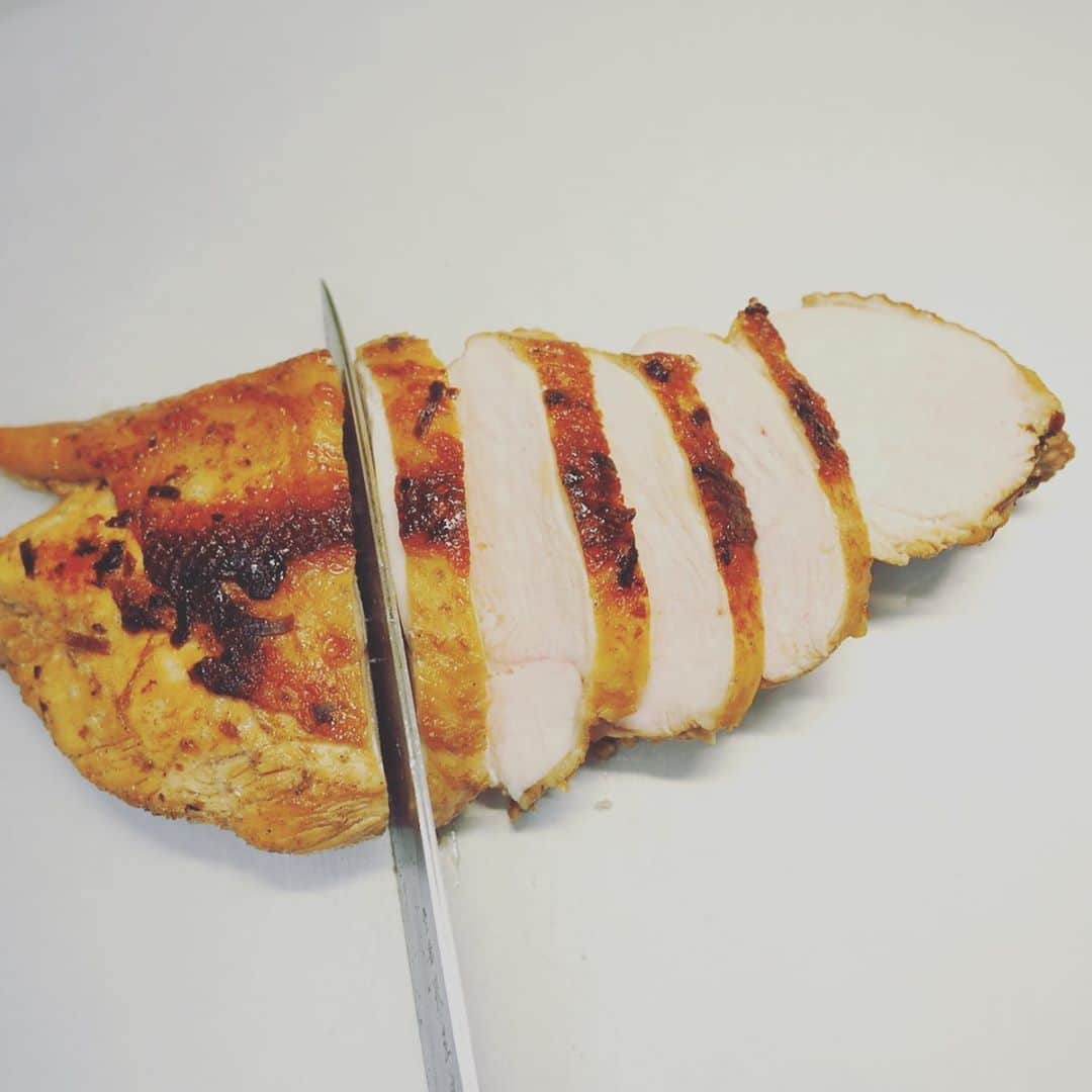 メシ通さんのインスタグラム写真 - (メシ通Instagram)「鶏むね肉の照り焼きを花椒でピリリと仕上げます。 塩昆布で旨味を入れて、ビール🍺にピッタリの大人のおつまみに。   筋肉料理人の「鶏むね肉の花椒照り焼き」が甘辛、しびれ、しかもジューシーでご馳走すぎた https://www.hotpepper.jp/mesitsu/entry/kinniku/2020-00202   #mesitsu #メシ通 #鶏むね肉 #花椒 #照り焼き #ホアジャオ #ビールに合う #簡単 #レシピ #レシピブログ #佐賀 #筋肉料理人 #藤吉和男 #kinnikuryourinin #easy #delicious #recipe #saga」10月16日 17時46分 - mesitsu