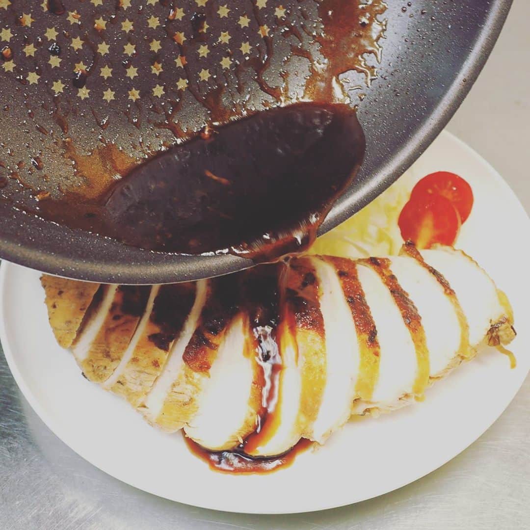 メシ通さんのインスタグラム写真 - (メシ通Instagram)「鶏むね肉の照り焼きを花椒でピリリと仕上げます。 塩昆布で旨味を入れて、ビール🍺にピッタリの大人のおつまみに。   筋肉料理人の「鶏むね肉の花椒照り焼き」が甘辛、しびれ、しかもジューシーでご馳走すぎた https://www.hotpepper.jp/mesitsu/entry/kinniku/2020-00202   #mesitsu #メシ通 #鶏むね肉 #花椒 #照り焼き #ホアジャオ #ビールに合う #簡単 #レシピ #レシピブログ #佐賀 #筋肉料理人 #藤吉和男 #kinnikuryourinin #easy #delicious #recipe #saga」10月16日 17時46分 - mesitsu