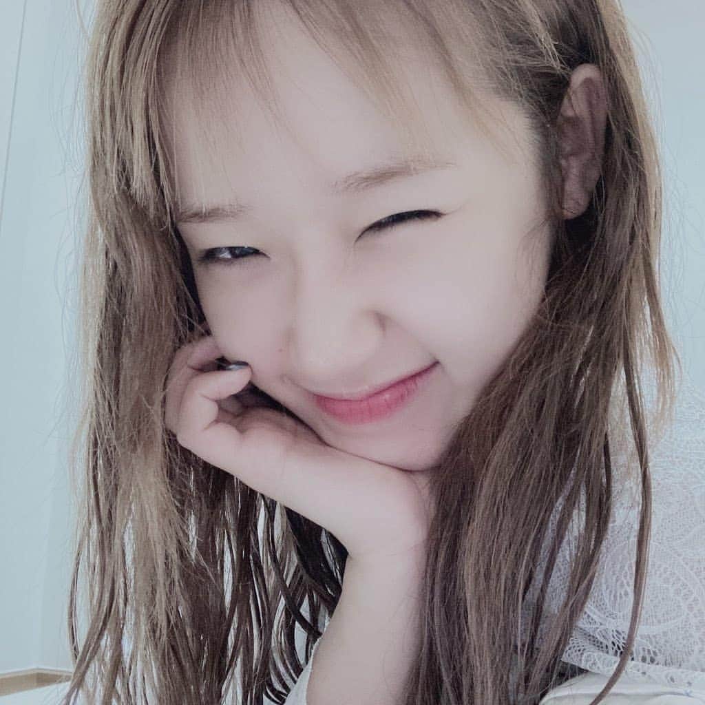 チェ・ユジョンのインスタグラム：「이제 활동 둘째 주가 되니까  키링들이 더 보고싶어요ㅠㅠ 우리가 직접 만나는 날이  어서 왔으면 좋겠네요!  키링 파트 연습 하고 있죠?^^ 지켜보게쓰 😏  #유정 🌻 #위키미키 #WEKIMEKI #CHOIYOOJUNG #최유정 #YOOJUNG」