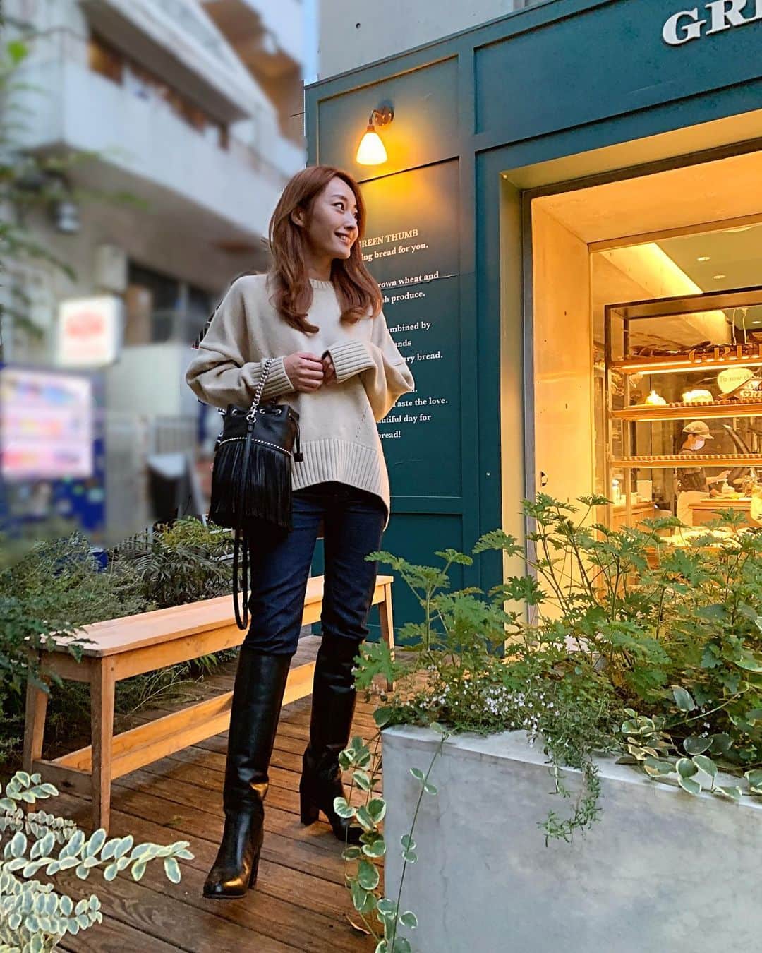 のインスタグラム：「先月から温めていた　@cinoh_official のニット。ロングブーツまで履いちゃいまして、すっかり秋冬になったもんだなぁ🍁もう少ししたらニット一枚じゃなくて、アウターも必須になりそうですね🧶☺️  明日はもっと寒いって！温かくしてくださいね❤️💚  ． ． ．＿＿＿＿＿＿＿＿ #outfit #coordinate #look #instafashion #셀스타그램 #얼스타그램 #코디 #스타일링 #데일리 #데일리룩 #오오티디 #가을코디」