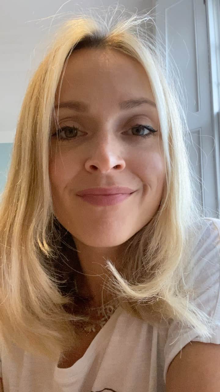 ファーン・コットンのインスタグラム：「Don’t miss next weeks brand new episode with someone wonderful who has a story to tell. Don’t forget to subscribe now 💗」