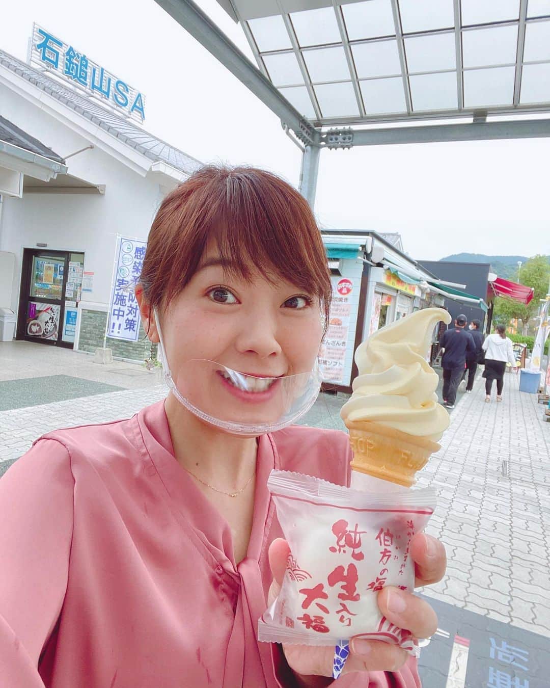 のインスタグラム：「. 今日は#新居浜 でお仕事だったので、帰りの#石鎚山sa で✨  #清見タンゴール と#バニラ の#ミックスソフト 🍦 #伯方の塩大福  欲張って２つもゲットしちゃいました♪ #ソフトクリーム 大好きだから、見たら買わずには入られないし、#伯方の塩 の#純生大福 は坊っちゃん劇場に出てた時に差し入れでいただいて、それ以来、大好きなんです😍  頑張ったご褒美😋  #清見タンゴールソフト #生クリーム大福 #純生入り大福 #サービスエリア #サービスエリアグルメ #愛媛スイーツ #石鎚山サービスエリア #西条 #ドライブ #drive #sa #softcream #sweets #ehime #愛媛 #女子アナ #アナウンサー #滝香織 @kaorin_taki」