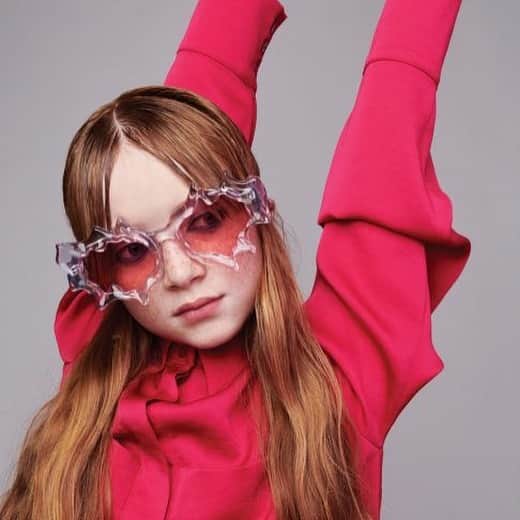 のインスタグラム：「We like to show off Belgian talent and we did exactly that with our collaboration with the @antwerpfashionofficial . Students of the fashion department got the chance to design their own pair of sunglasses 🕶  #komono #ikkoopbelgisch #wvdbm #royalacademyantwerp #antwerpfashion #destandaard #voguegermany #hungermagazine」