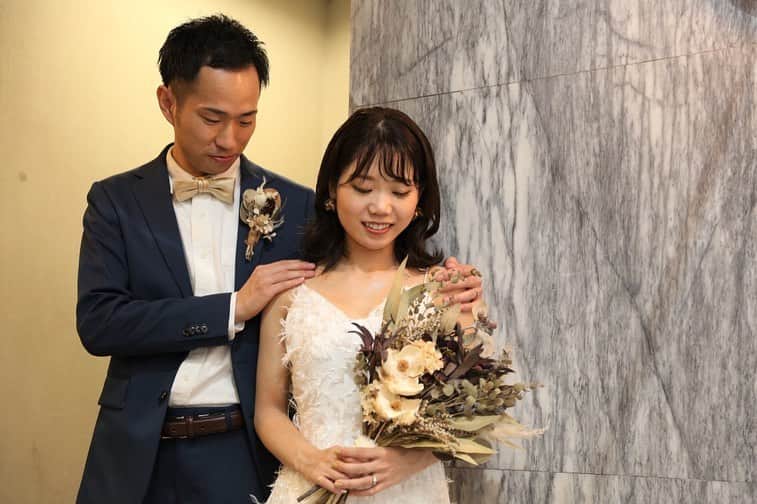 2次会くん/オフィシャルアカウントさんのインスタグラム写真 - (2次会くん/オフィシャルアカウントInstagram)「@2jikaikun_official  #2次会くんレポ をご紹介します✨  挙 式 日：2020年9月 会  場：#6sense  会場エリア：関東 ゲスト人数：30～39名  ドライフラワーを使ったシックなブーケと シャギーなドレスとの組み合わせがおしゃれ💐  「ミッションアタックビンゴ」はビンゴを目指して さまざまなミッションにチャレンジする 新感覚のビンゴゲーム💡 ゲスト皆さんで盛り上がれると好評です💕  📝 イベント：ブーケイベント「この想いブーケに届け」  新郎さまサプライズ ゲ  ー  ム：ミッションアタックビンゴ   －－－ 2次会くんはブライダル業界初✨ 結婚式二次会の幹事代行サービスです  会場探しからパーティ企画、 当日の運営、アフターフォローまで 幹事のお仕事をご友人の代わりにおこないます💡  自己負担0円から クオリティの高い結婚式二次会が叶います🕊  お問い合わせは @2jikaikun_official  プロフィールTOPのURLよりご連絡いただくか お気軽にお電話ください☎  #2次会くん #2次会 #二次会 #結婚式二次会 #式場迷子 #プレ花嫁準備 #結婚式準備 #結婚式 #結婚式場迷子 #プレ花嫁 #プレ花嫁さんと繋がりたい #全国の花嫁さんと繋がりたい #二次会ドレス #2020夏婚 #2020秋婚 #2020冬婚 #2021春婚 #2021夏婚 #関東花嫁 #千葉花嫁 #二次会レポ #2次会くんレポ #卒花嫁レポ #結婚式準備レポ #卒花レポ #ウェディング #結婚式コーデ #お洒落花嫁 #新郎サプライズ」10月16日 18時01分 - 2jikaikun_official