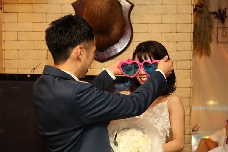 2次会くん/オフィシャルアカウントさんのインスタグラム写真 - (2次会くん/オフィシャルアカウントInstagram)「@2jikaikun_official  #2次会くんレポ をご紹介します✨  挙 式 日：2020年9月 会  場：#6sense  会場エリア：関東 ゲスト人数：30～39名  ドライフラワーを使ったシックなブーケと シャギーなドレスとの組み合わせがおしゃれ💐  「ミッションアタックビンゴ」はビンゴを目指して さまざまなミッションにチャレンジする 新感覚のビンゴゲーム💡 ゲスト皆さんで盛り上がれると好評です💕  📝 イベント：ブーケイベント「この想いブーケに届け」  新郎さまサプライズ ゲ  ー  ム：ミッションアタックビンゴ   －－－ 2次会くんはブライダル業界初✨ 結婚式二次会の幹事代行サービスです  会場探しからパーティ企画、 当日の運営、アフターフォローまで 幹事のお仕事をご友人の代わりにおこないます💡  自己負担0円から クオリティの高い結婚式二次会が叶います🕊  お問い合わせは @2jikaikun_official  プロフィールTOPのURLよりご連絡いただくか お気軽にお電話ください☎  #2次会くん #2次会 #二次会 #結婚式二次会 #式場迷子 #プレ花嫁準備 #結婚式準備 #結婚式 #結婚式場迷子 #プレ花嫁 #プレ花嫁さんと繋がりたい #全国の花嫁さんと繋がりたい #二次会ドレス #2020夏婚 #2020秋婚 #2020冬婚 #2021春婚 #2021夏婚 #関東花嫁 #千葉花嫁 #二次会レポ #2次会くんレポ #卒花嫁レポ #結婚式準備レポ #卒花レポ #ウェディング #結婚式コーデ #お洒落花嫁 #新郎サプライズ」10月16日 18時01分 - 2jikaikun_official
